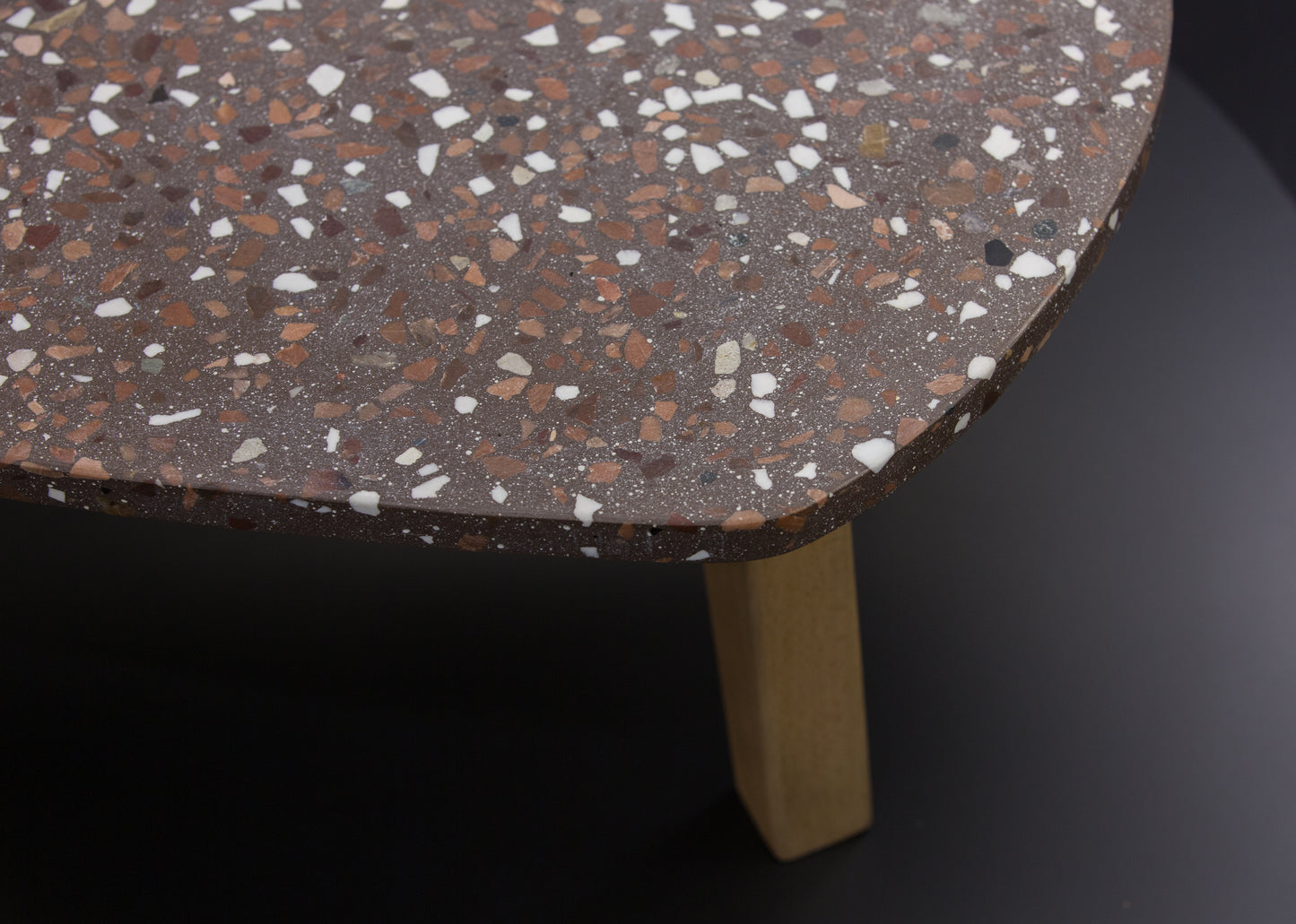 BetelArt terrazzo konferenčný stolík – 90 × 60 cm, hnedý s bielym mramorom a vápencom