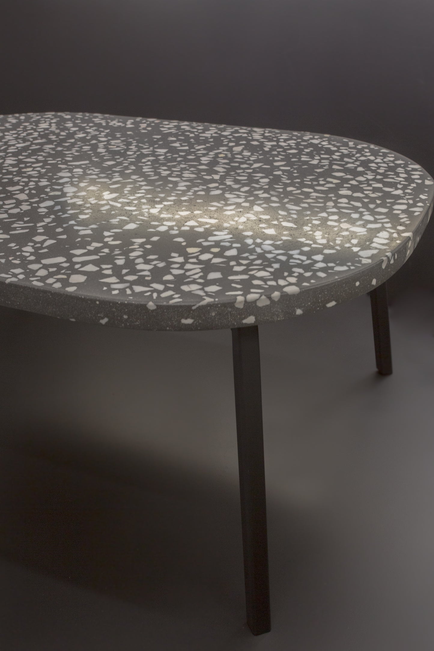 BetelArt terrazzo konferenčný stolík – 80 × 60 cm, sivý s bielym mramorom a čiernym kovovým rámom