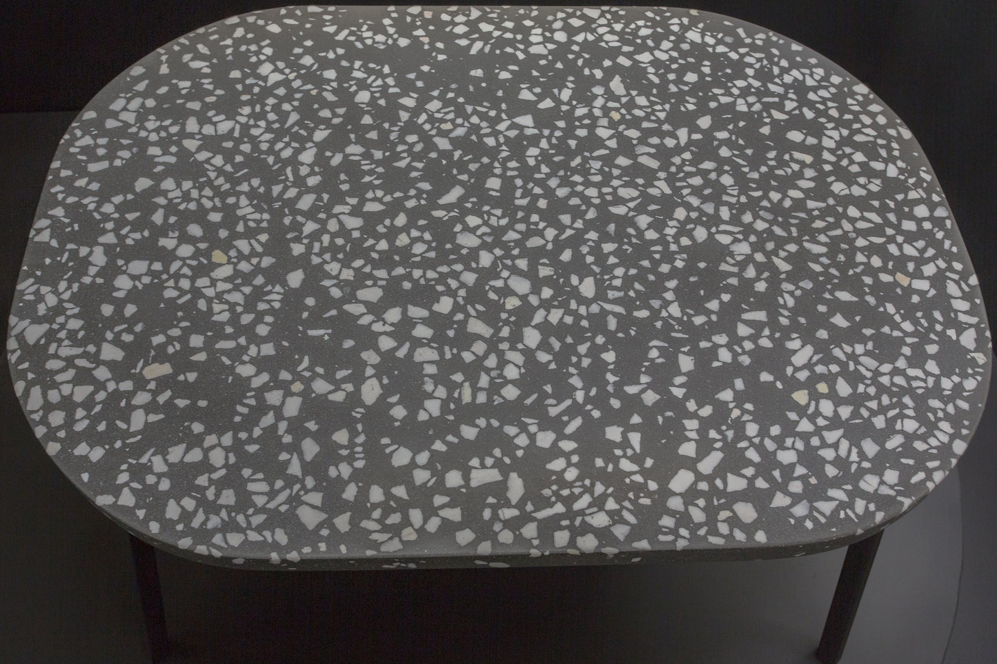 BetelArt terrazzo konferenčný stolík – 80 × 60 cm, sivý s bielym mramorom a čiernym kovovým rámom