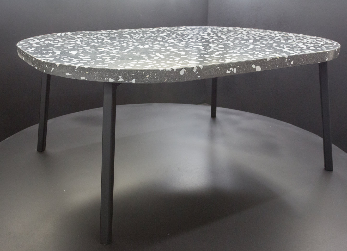 BetelArt terrazzo konferenčný stolík – 80 × 60 cm, sivý s bielym mramorom a čiernym kovovým rámom