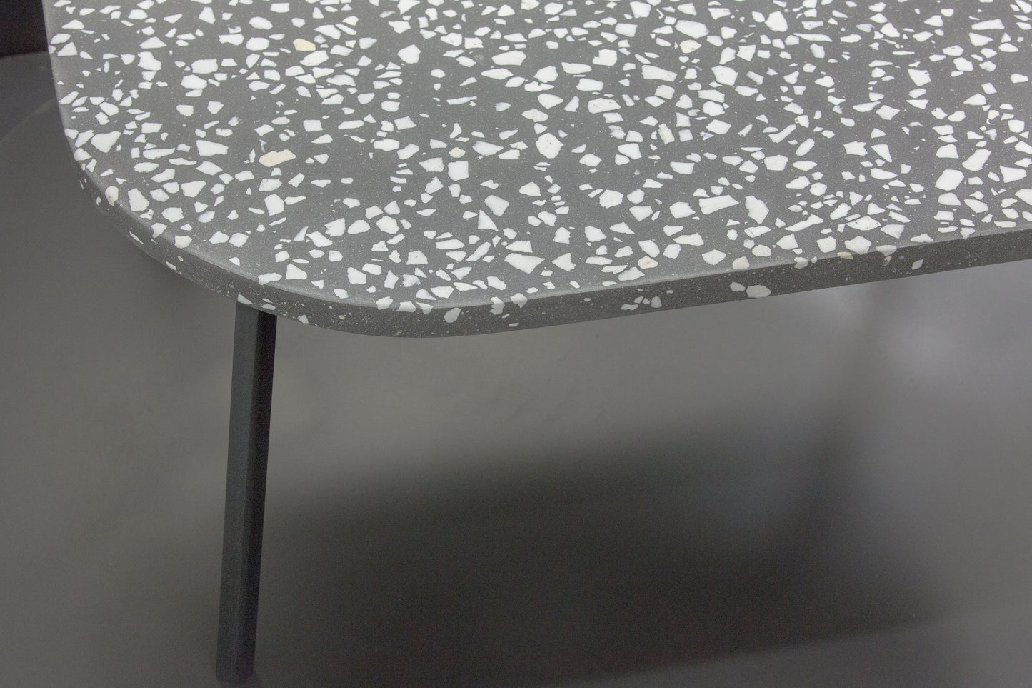 BetelArt terrazzo konferenčný stolík – 80 × 60 cm, sivý s bielym mramorom a čiernym kovovým rámom