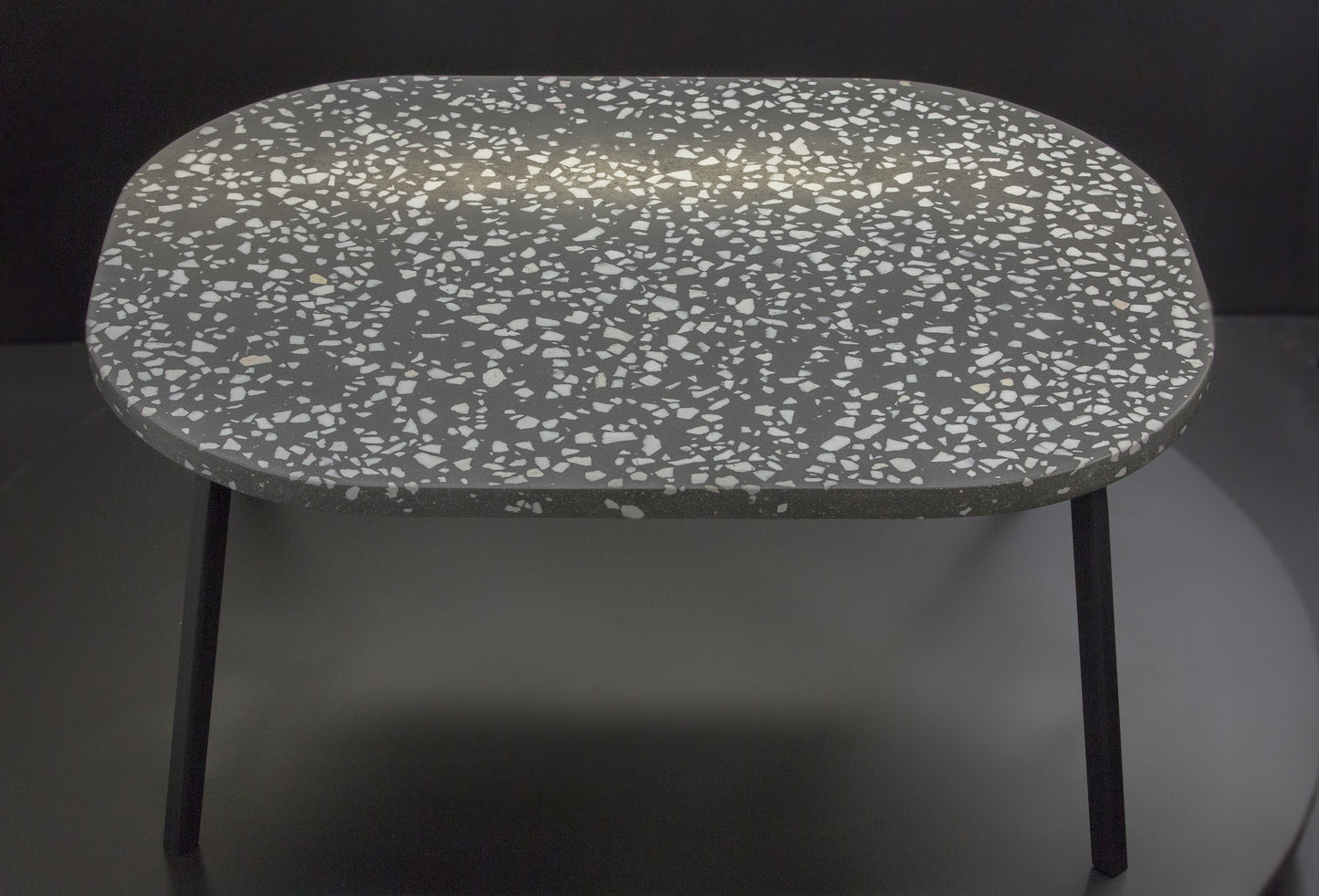 BetelArt terrazzo konferenčný stolík – 80 × 60 cm, sivý s bielym mramorom a čiernym kovovým rámom