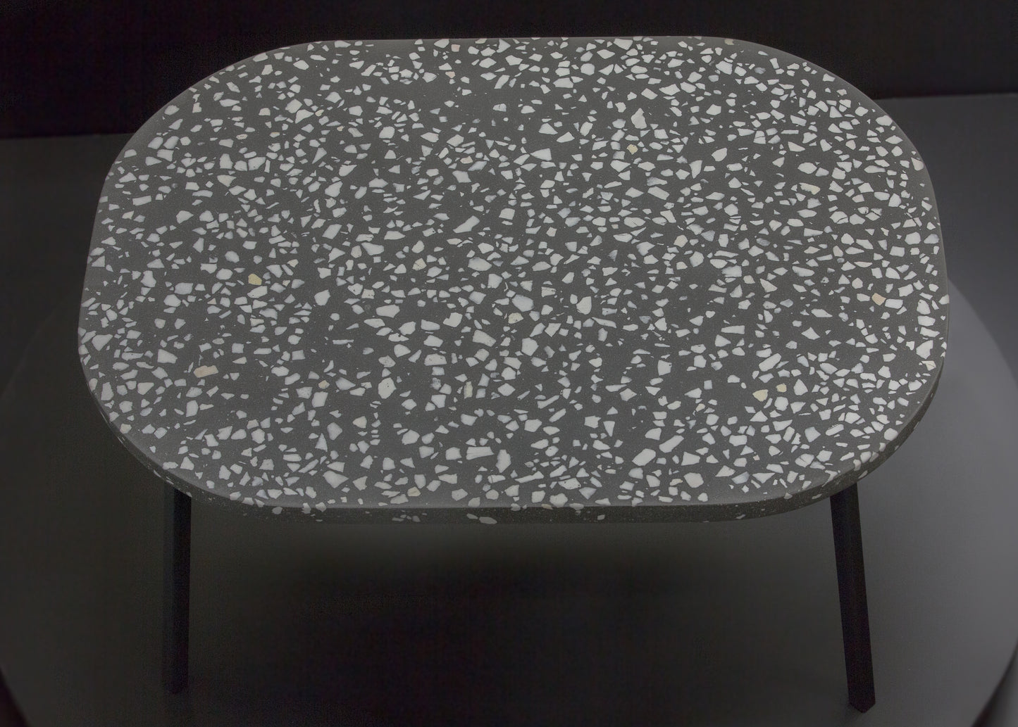 BetelArt terrazzo konferenčný stolík – 80 × 60 cm, sivý s bielym mramorom a čiernym kovovým rámom