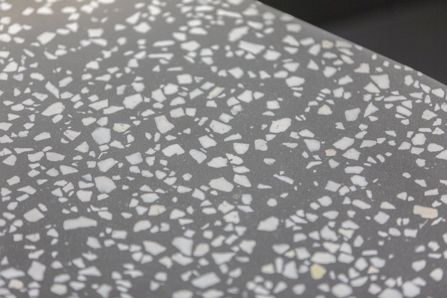 BetelArt terrazzo konferenčný stolík – 80 × 60 cm, sivý s bielym mramorom a čiernym kovovým rámom