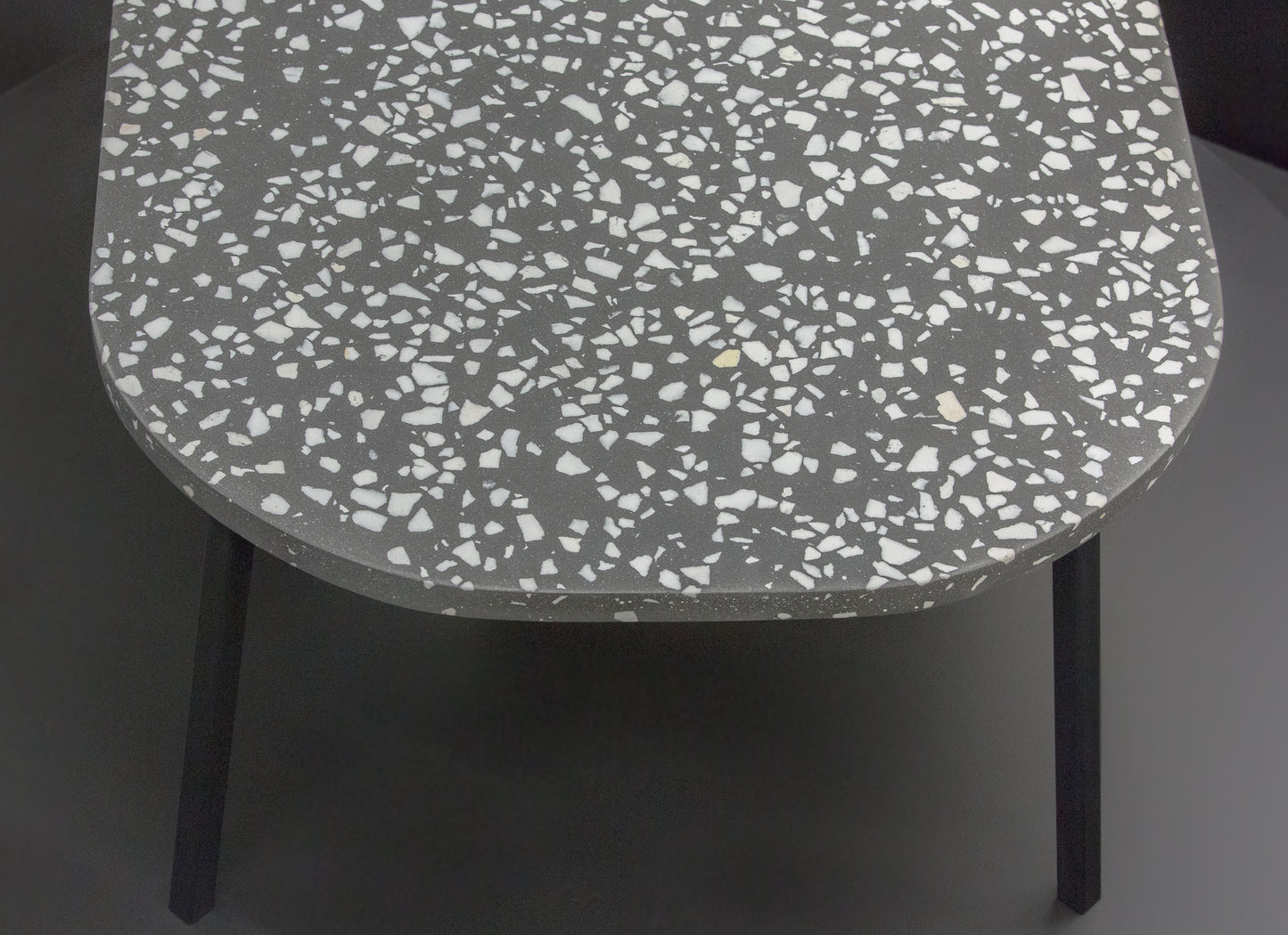 BetelArt terrazzo konferenčný stolík – 80 × 60 cm, sivý s bielym mramorom a čiernym kovovým rámom