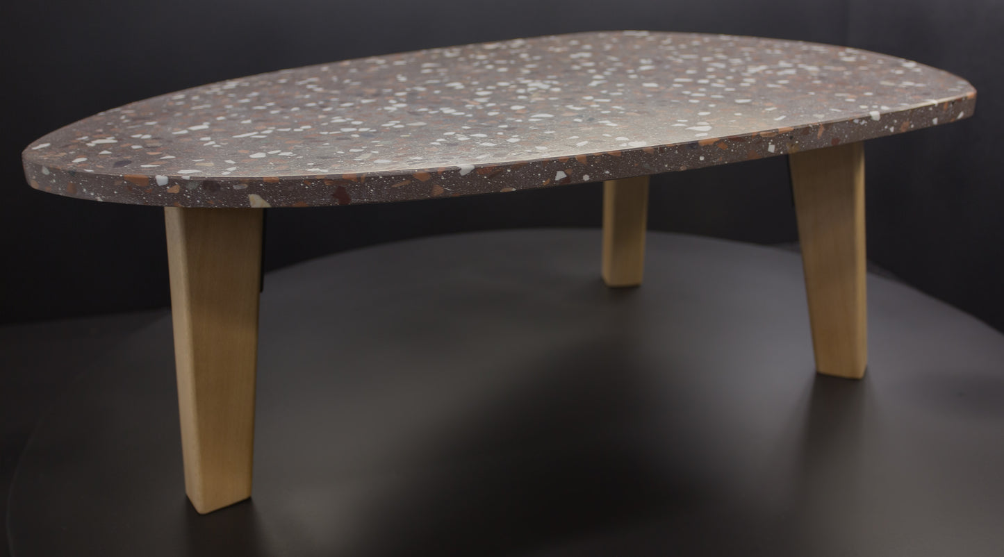 BetelArt terrazzo konferenčný stolík – 90 × 60 cm, hnedý s bielym mramorom a vápencom