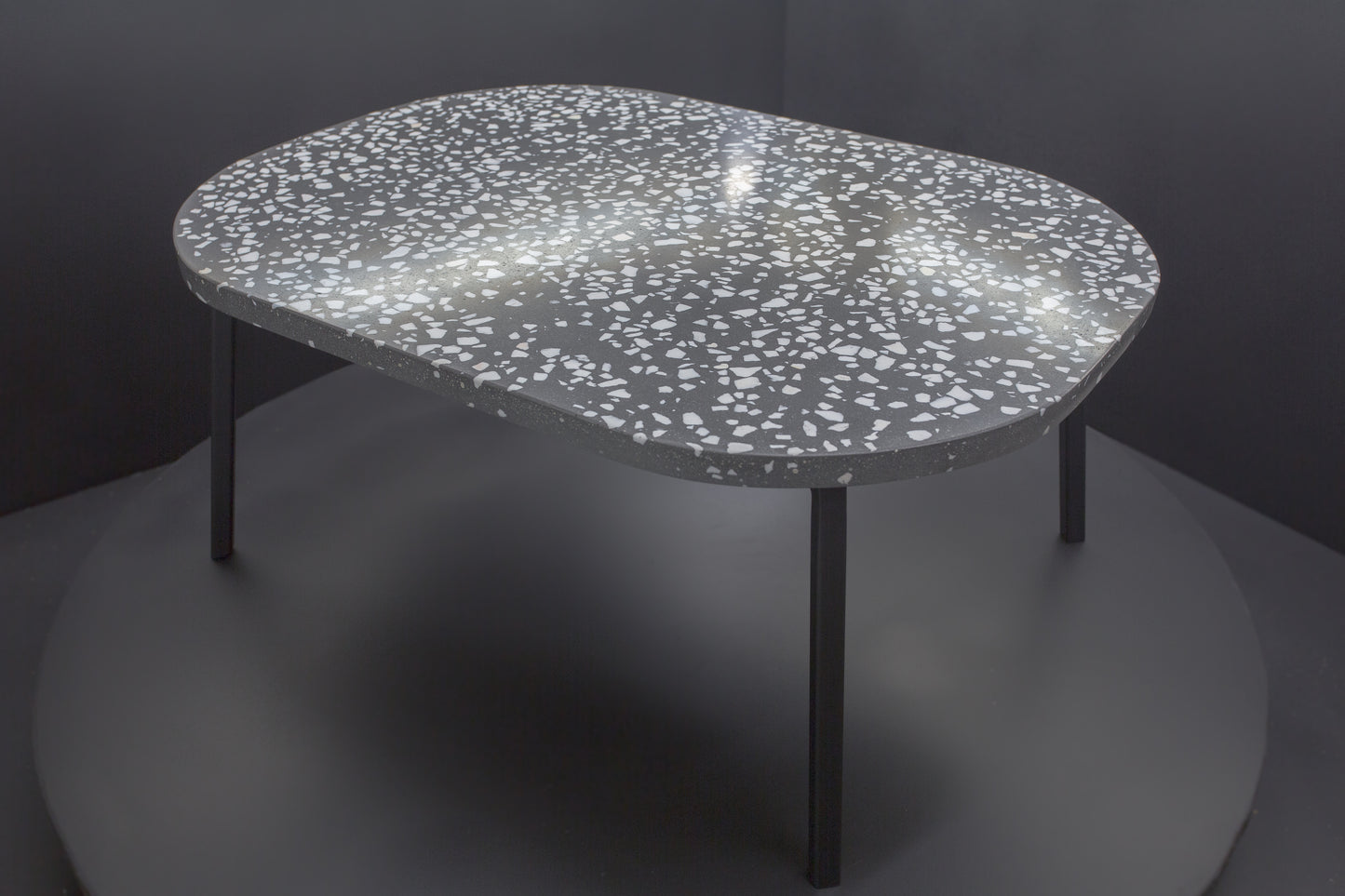 BetelArt terrazzo konferenčný stolík – 80 × 60 cm, sivý s bielym mramorom a čiernym kovovým rámom