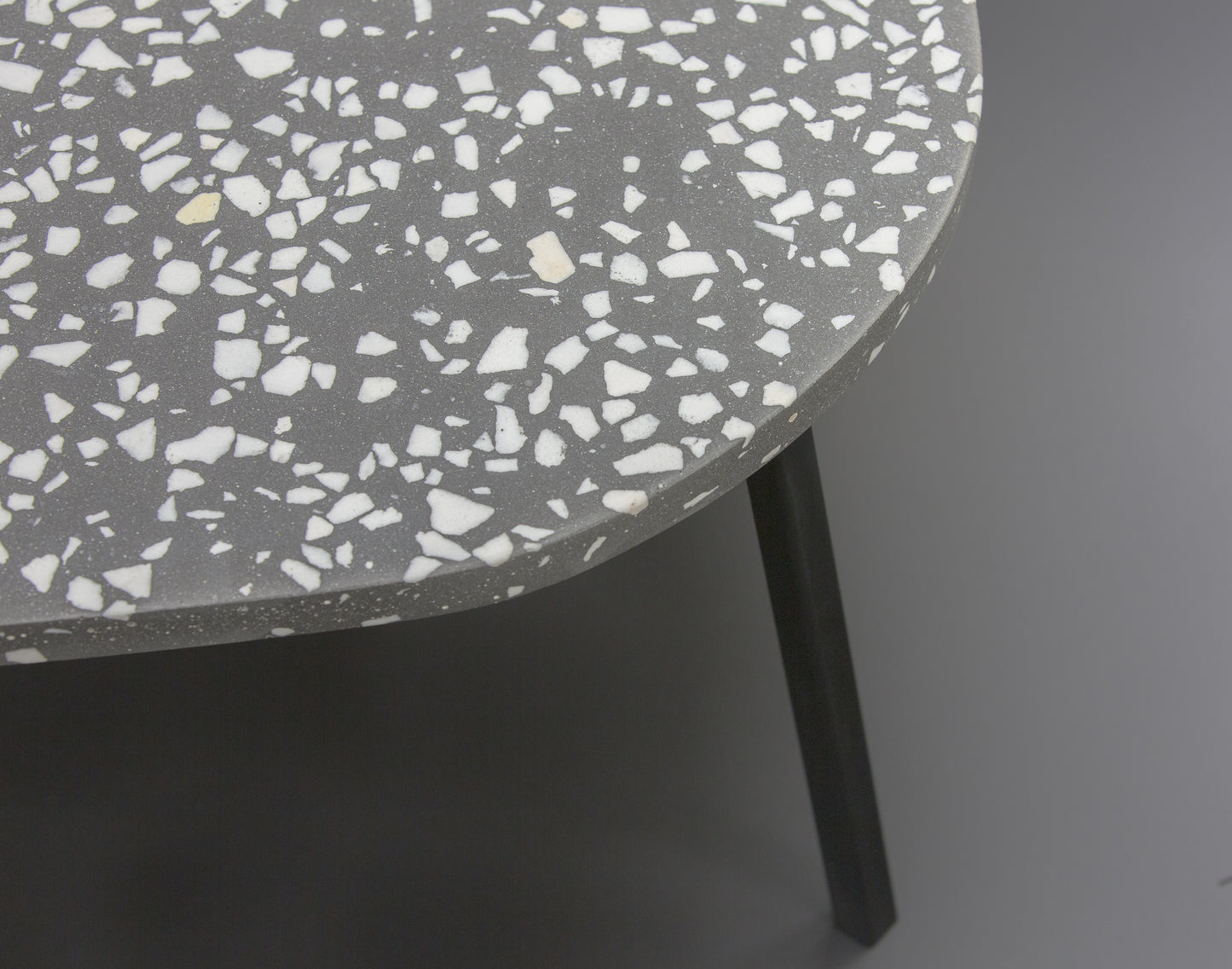 BetelArt terrazzo konferenčný stolík – 80 × 60 cm, sivý s bielym mramorom a čiernym kovovým rámom