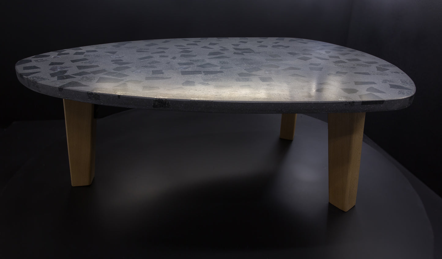 BetelArt terrazzo stôl – 90 × 60 cm, tmavosivý s tmavým granitom a masívnymi bukovými nohami