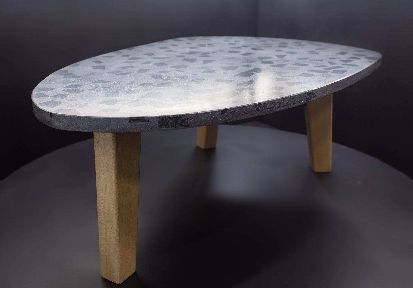 BetelArt terrazzo stôl – 90 × 60 cm, tmavosivý s tmavým granitom a masívnymi bukovými nohami
