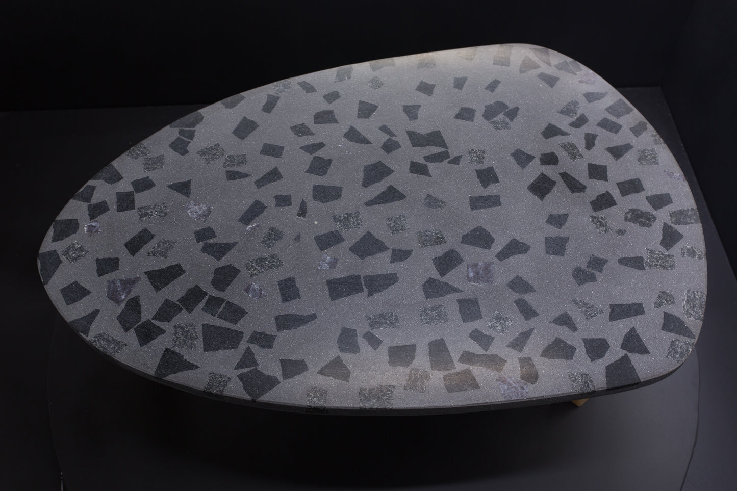 BetelArt terrazzo stôl – 90 × 60 cm, tmavosivý s tmavým granitom a masívnymi bukovými nohami