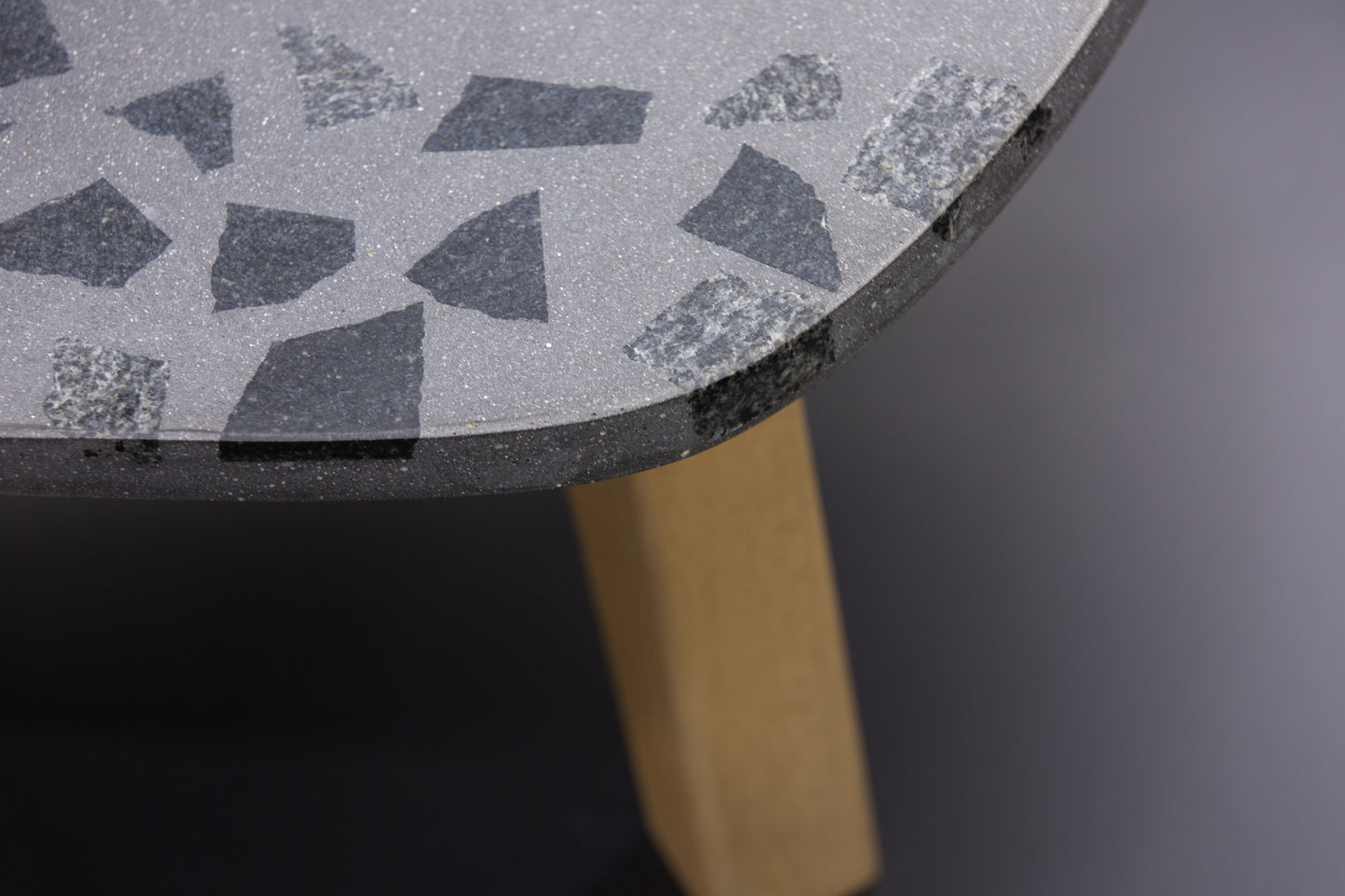 BetelArt terrazzo stôl – 90 × 60 cm, tmavosivý s tmavým granitom a masívnymi bukovými nohami