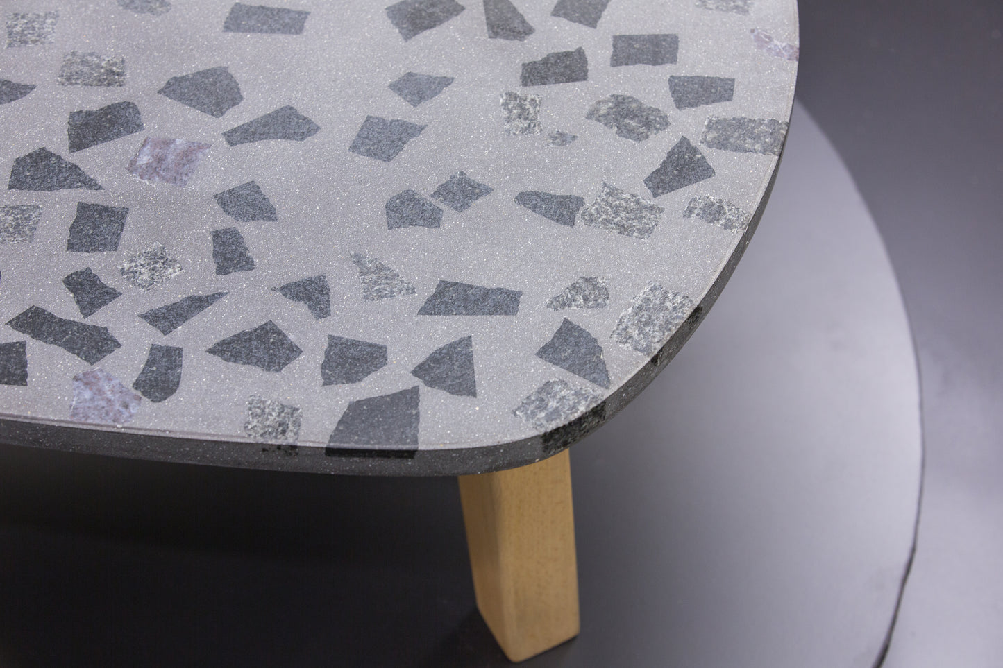 BetelArt terrazzo stôl – 90 × 60 cm, tmavosivý s tmavým granitom a masívnymi bukovými nohami
