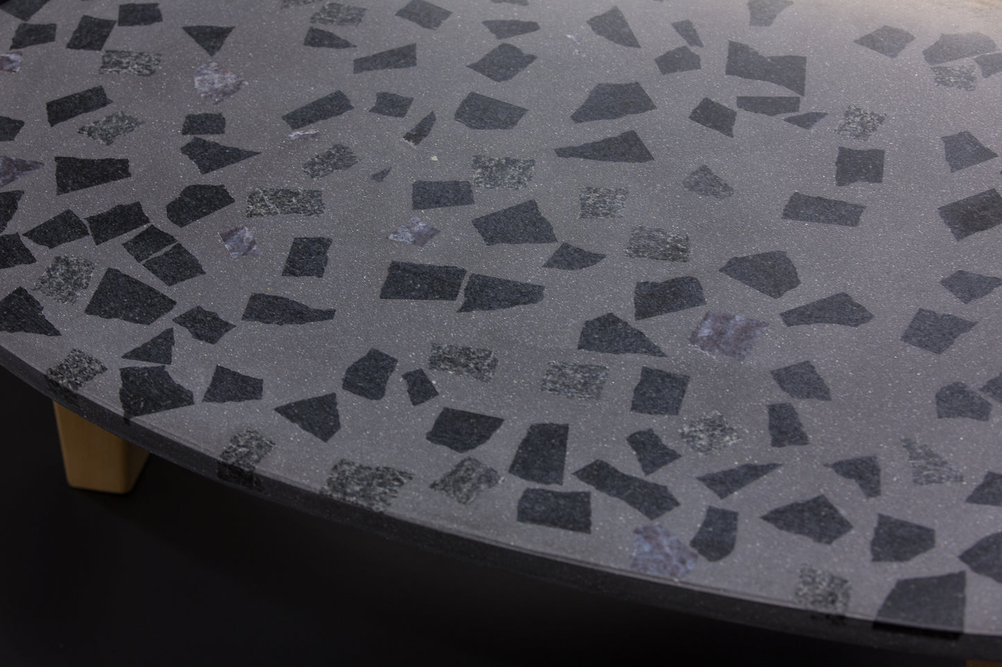 BetelArt terrazzo stôl – 90 × 60 cm, tmavosivý s tmavým granitom a masívnymi bukovými nohami