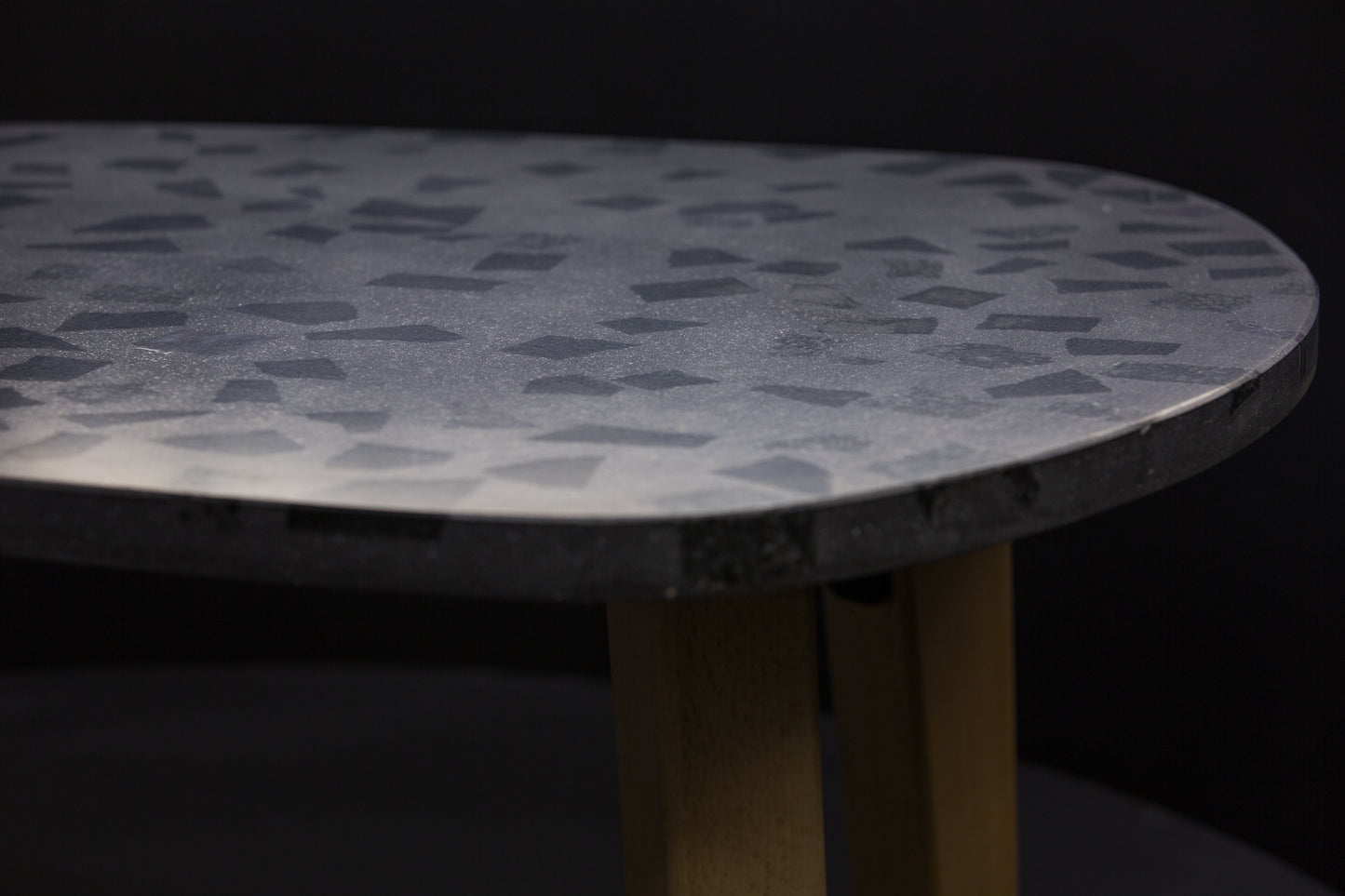 BetelArt terrazzo stôl – 90 × 60 cm, tmavosivý s tmavým granitom a masívnymi bukovými nohami