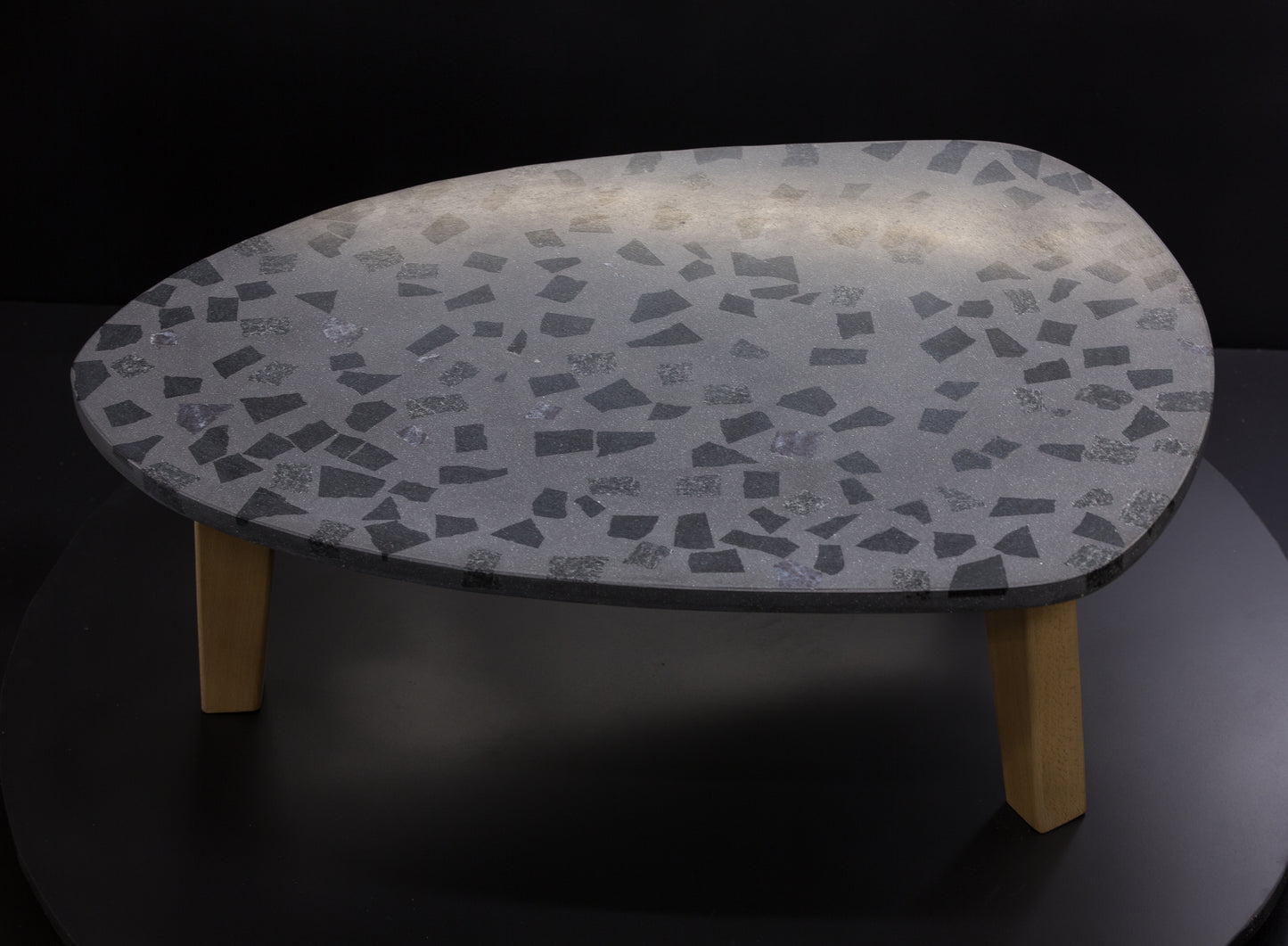 BetelArt terrazzo stôl – 90 × 60 cm, tmavosivý s tmavým granitom a masívnymi bukovými nohami