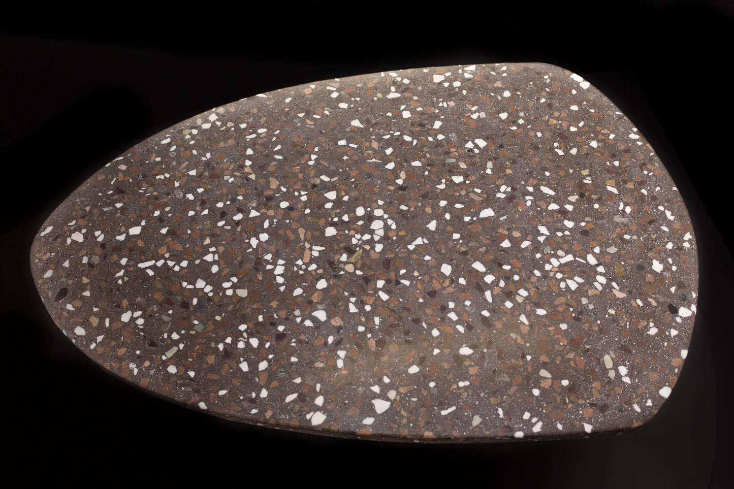 BetelArt terrazzo konferenčný stolík – 90 × 60 cm, hnedý s bielym mramorom a vápencom