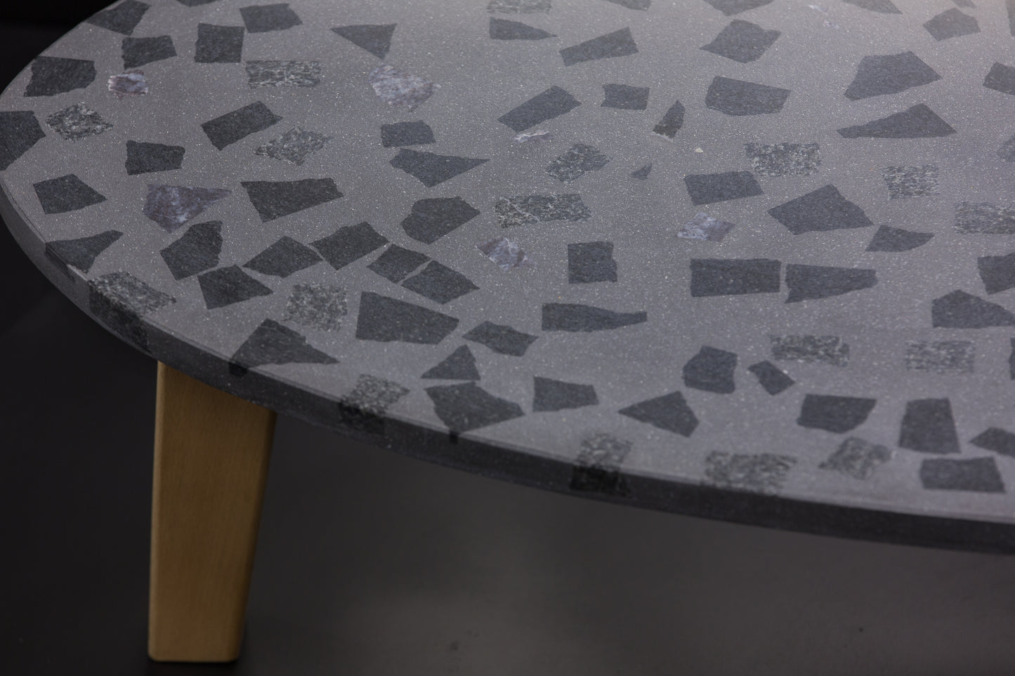 BetelArt terrazzo stôl – 90 × 60 cm, tmavosivý s tmavým granitom a masívnymi bukovými nohami