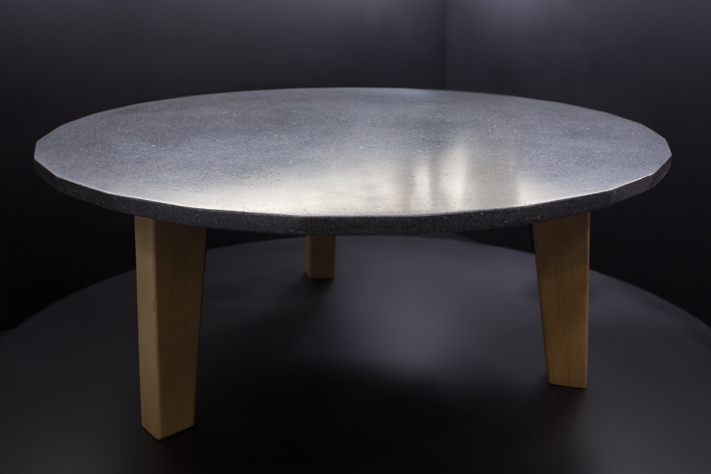 BetelArt Terrazzo stôl (Ø 80 cm) tmavosivý, terrazzo s ušľachtilým bazaltovým kameňom,