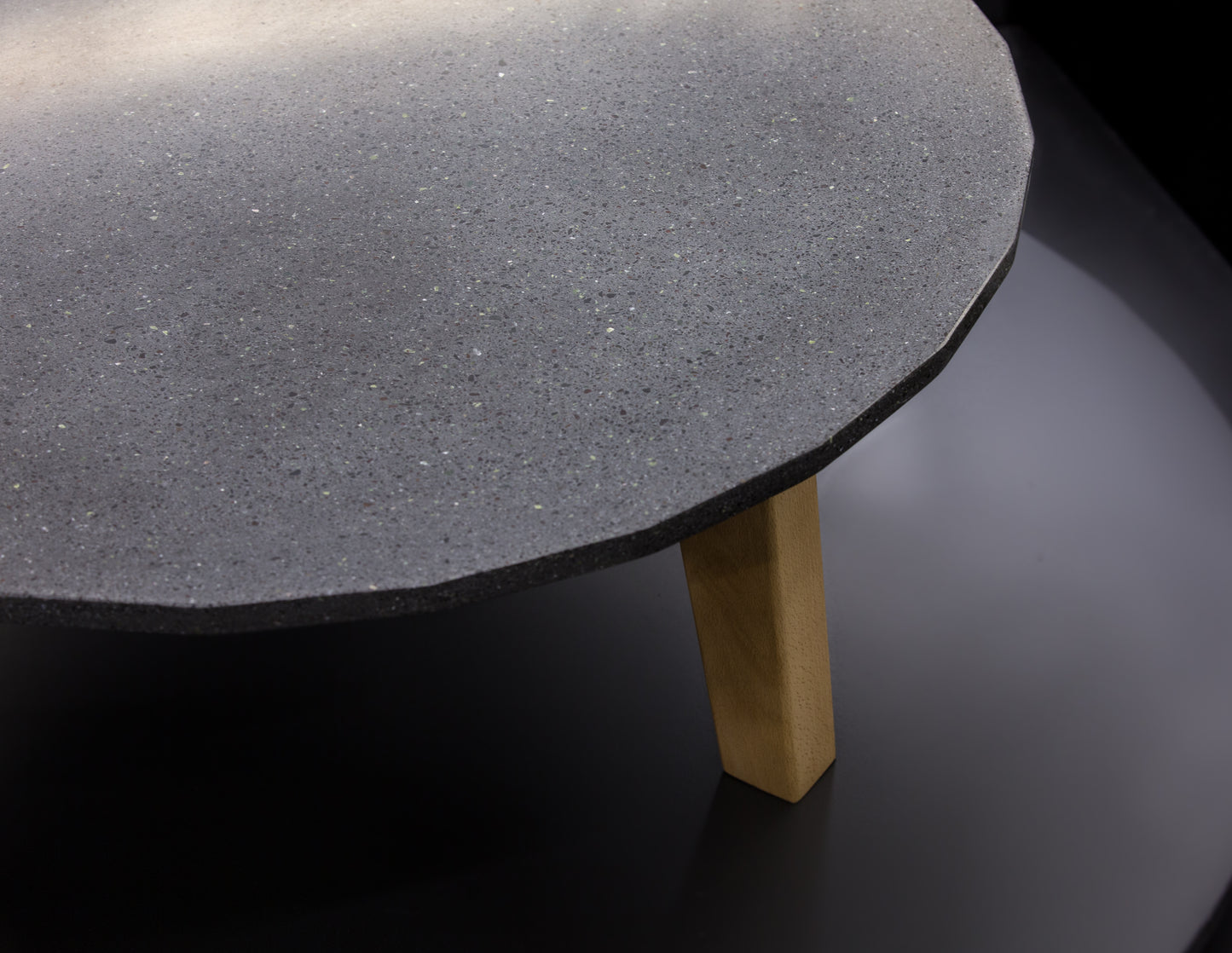 BetelArt Terrazzo stôl (Ø 80 cm) tmavosivý, terrazzo s ušľachtilým bazaltovým kameňom,