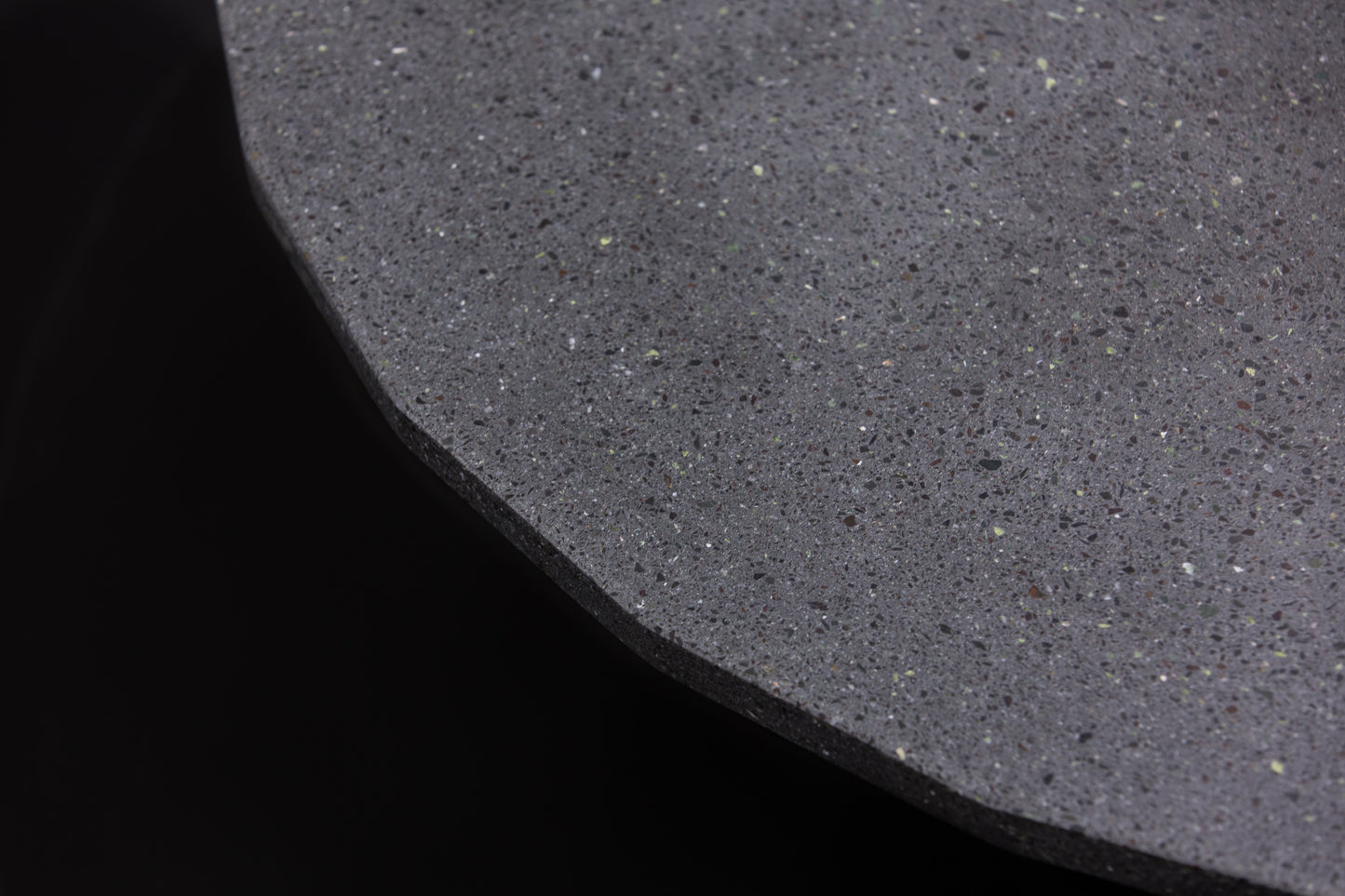 BetelArt Terrazzo stôl (Ø 80 cm) tmavosivý, terrazzo s ušľachtilým bazaltovým kameňom,