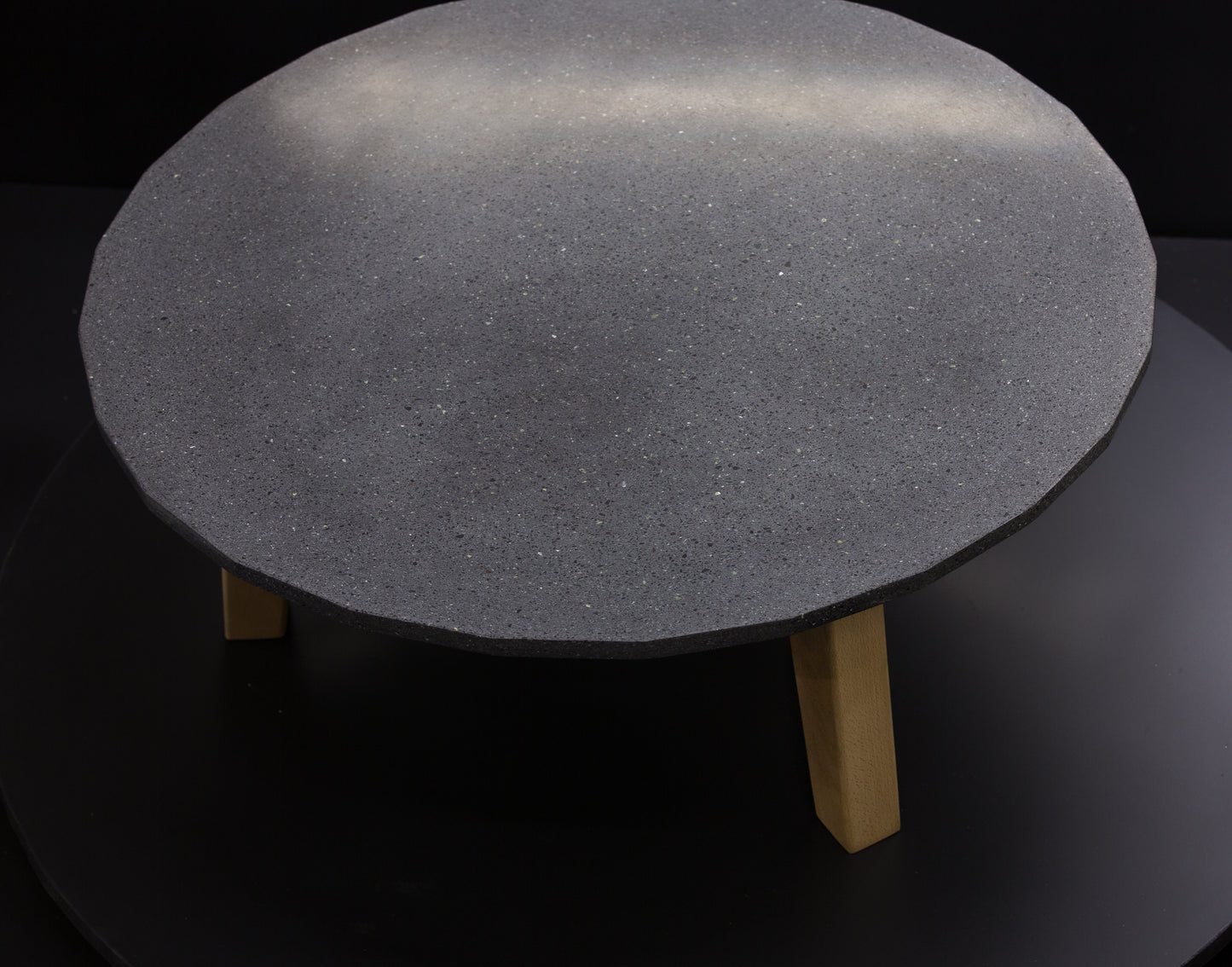 BetelArt Terrazzo stôl (Ø 80 cm) tmavosivý, terrazzo s ušľachtilým bazaltovým kameňom,