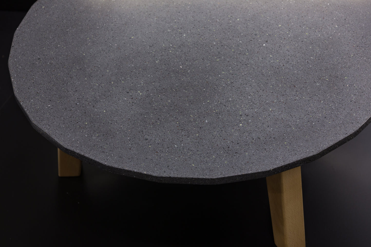 BetelArt Terrazzo stôl (Ø 80 cm) tmavosivý, terrazzo s ušľachtilým bazaltovým kameňom,