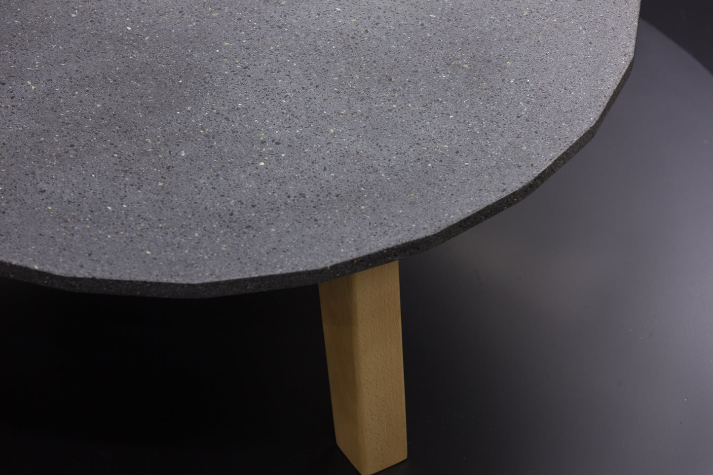 BetelArt Terrazzo stôl (Ø 80 cm) tmavosivý, terrazzo s ušľachtilým bazaltovým kameňom,