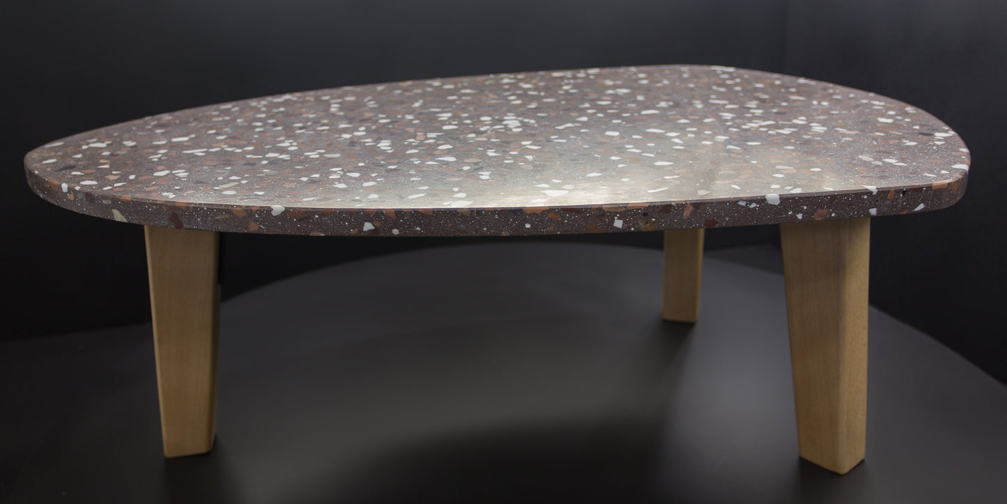 BetelArt terrazzo konferenčný stolík – 90 × 60 cm, hnedý s bielym mramorom a vápencom