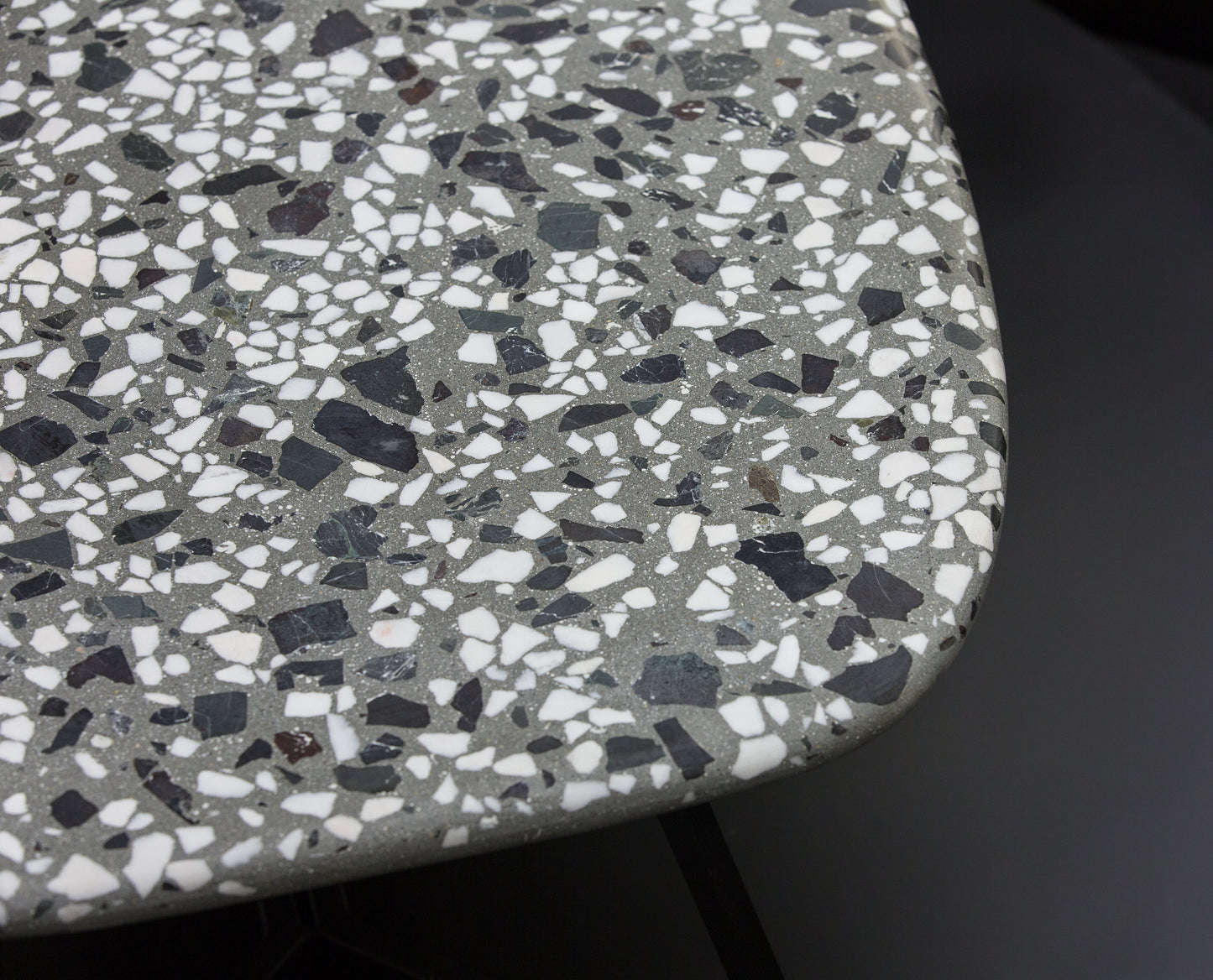 BetelArt terrazzo konferenčný stolík – 60 × 100 cm, sivý s bielym mramorom a lomovým kameňom
