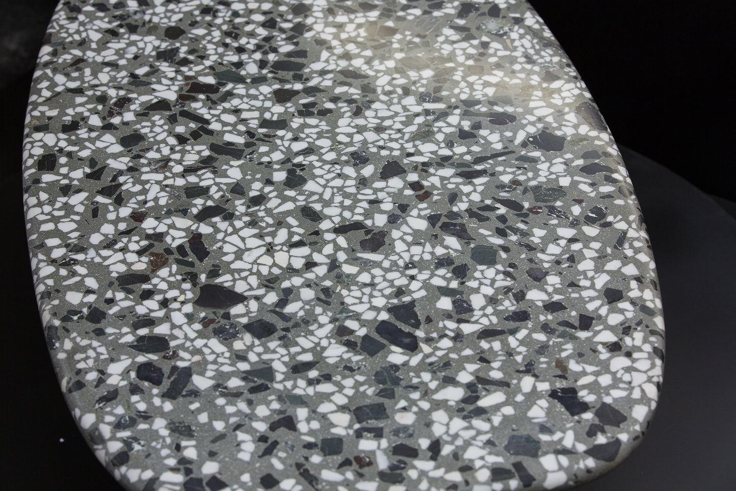 BetelArt terrazzo konferenčný stolík – 60 × 100 cm, sivý s bielym mramorom a lomovým kameňom