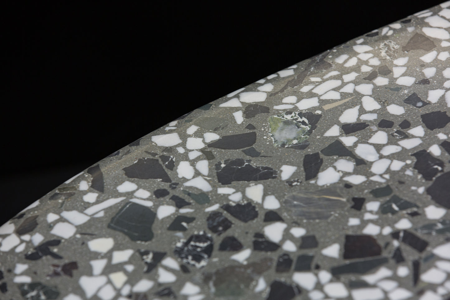 BetelArt terrazzo konferenčný stolík – 60 × 100 cm, sivý s bielym mramorom a lomovým kameňom