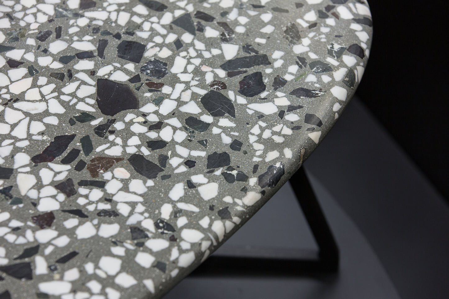 BetelArt terrazzo konferenčný stolík – 60 × 100 cm, sivý s bielym mramorom a lomovým kameňom