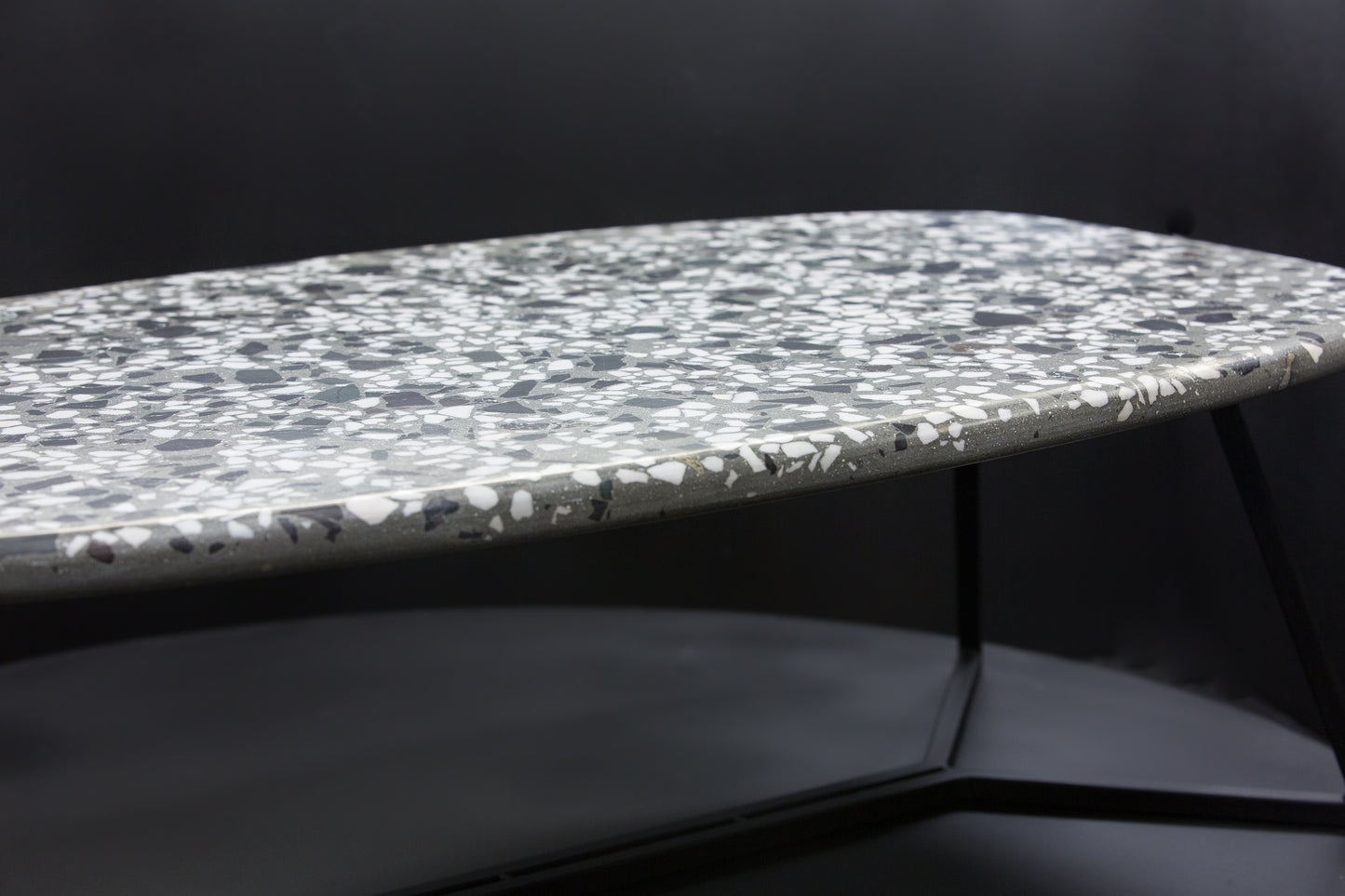 BetelArt terrazzo konferenčný stolík – 60 × 100 cm, sivý s bielym mramorom a lomovým kameňom