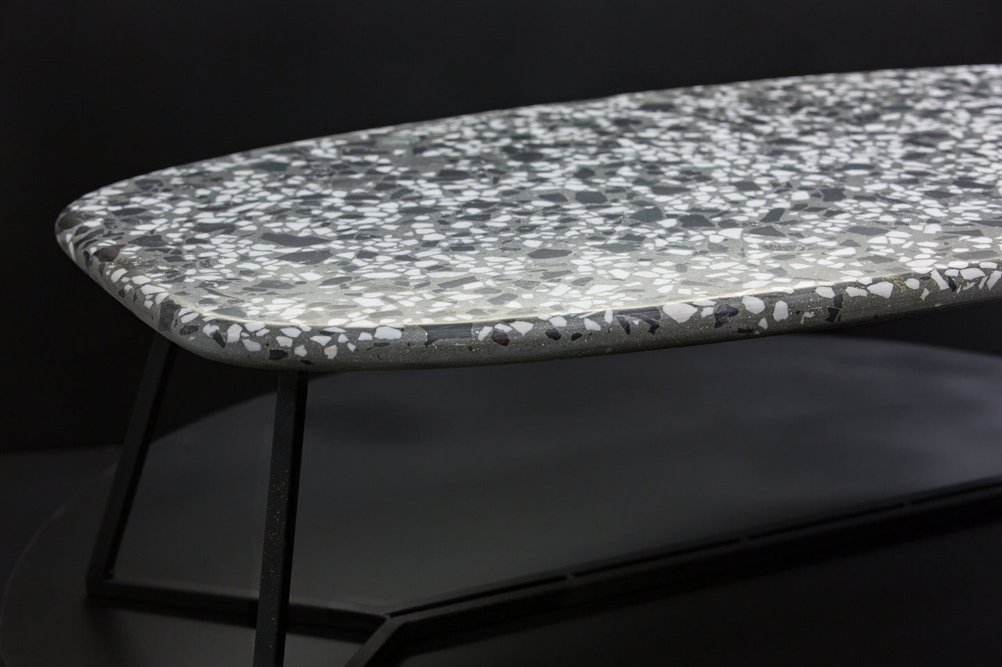 BetelArt terrazzo konferenčný stolík – 60 × 100 cm, sivý s bielym mramorom a lomovým kameňom