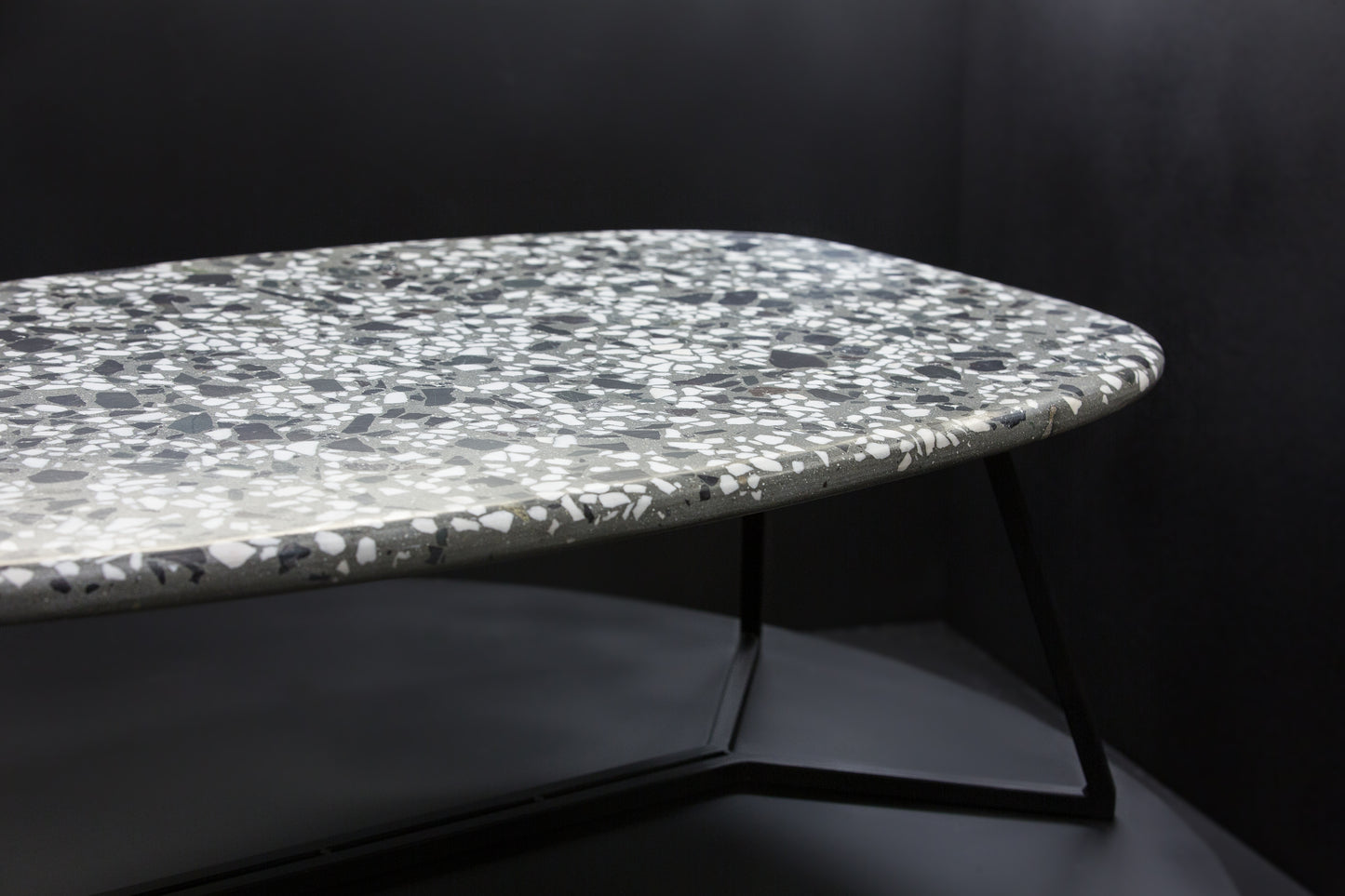BetelArt terrazzo konferenčný stolík – 60 × 100 cm, sivý s bielym mramorom a lomovým kameňom