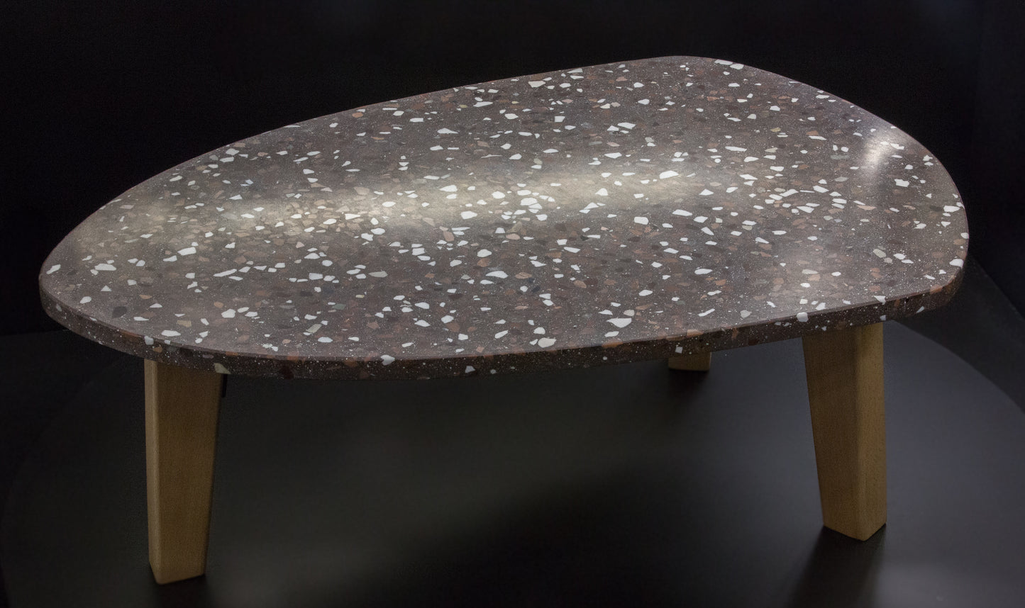 BetelArt terrazzo konferenčný stolík – 90 × 60 cm, hnedý s bielym mramorom a vápencom