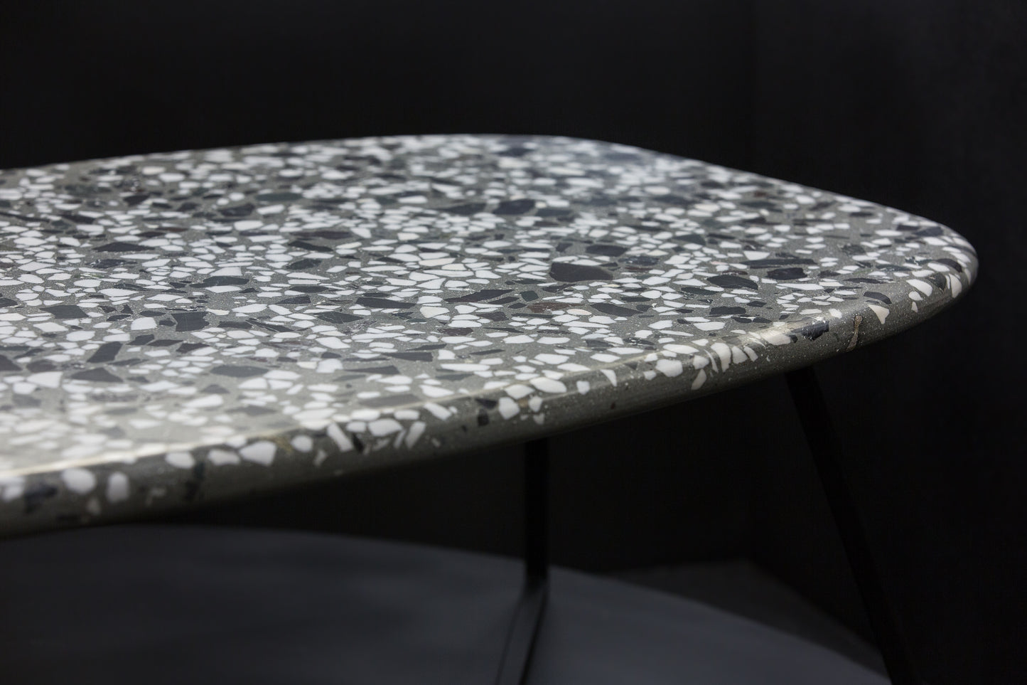 BetelArt terrazzo konferenčný stolík – 60 × 100 cm, sivý s bielym mramorom a lomovým kameňom