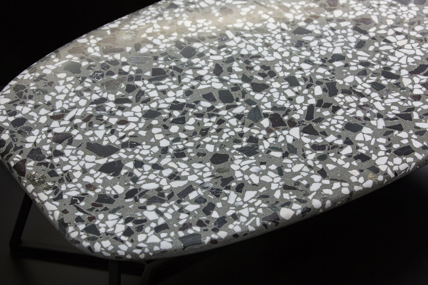 BetelArt terrazzo konferenčný stolík – 60 × 100 cm, sivý s bielym mramorom a lomovým kameňom