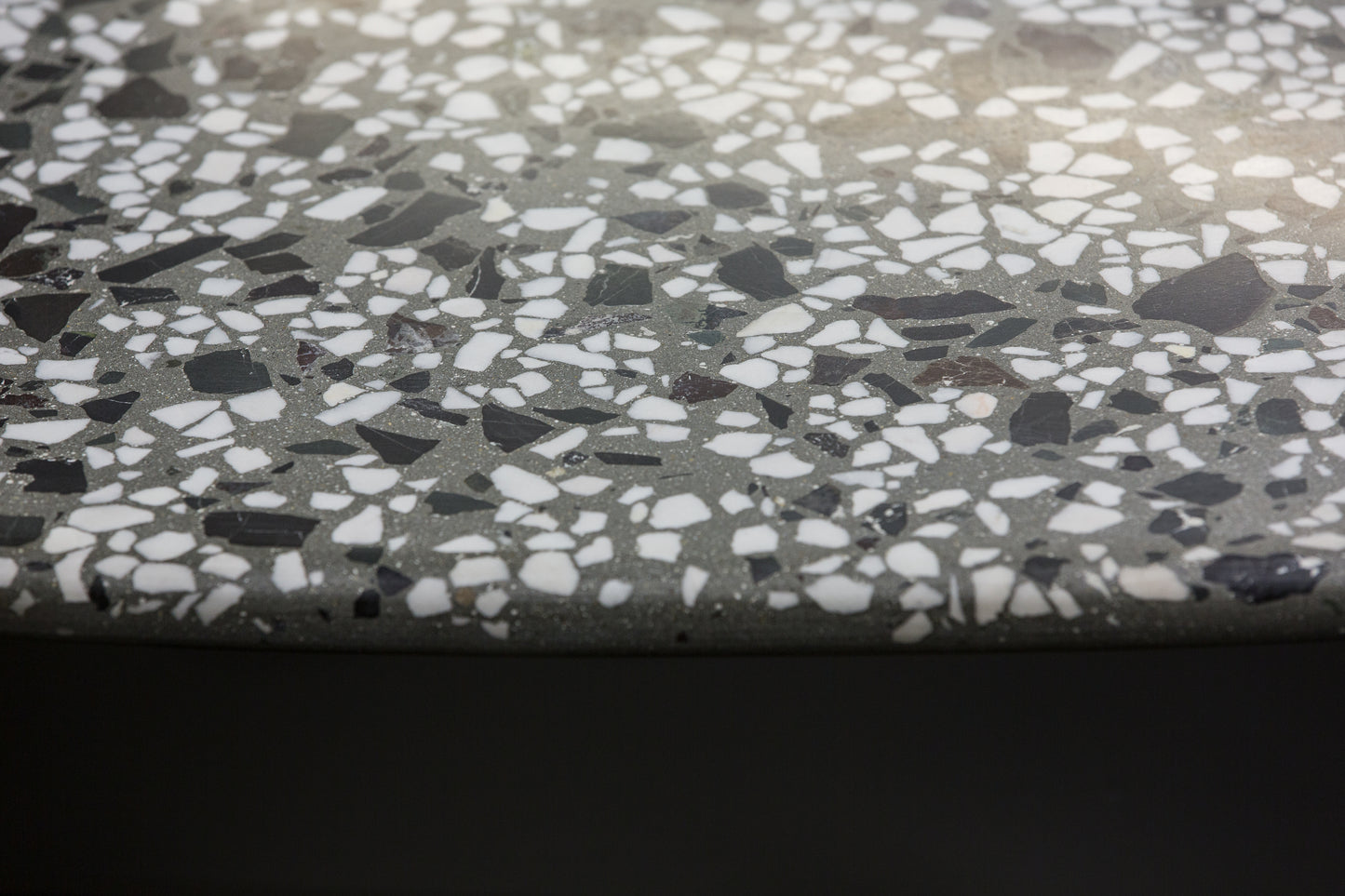 BetelArt terrazzo konferenčný stolík – 60 × 100 cm, sivý s bielym mramorom a lomovým kameňom