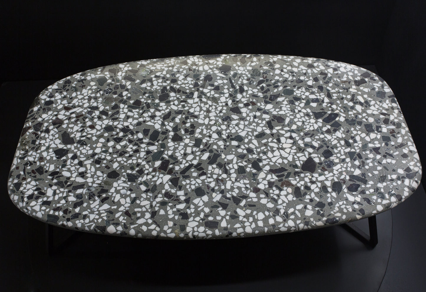 BetelArt terrazzo konferenčný stolík – 60 × 100 cm, sivý s bielym mramorom a lomovým kameňom