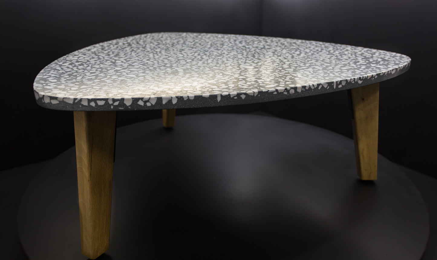 BetelArt terrazzo konferenčný stolík – 90 cm, sivý s bielym mramorom a bukovými nohami