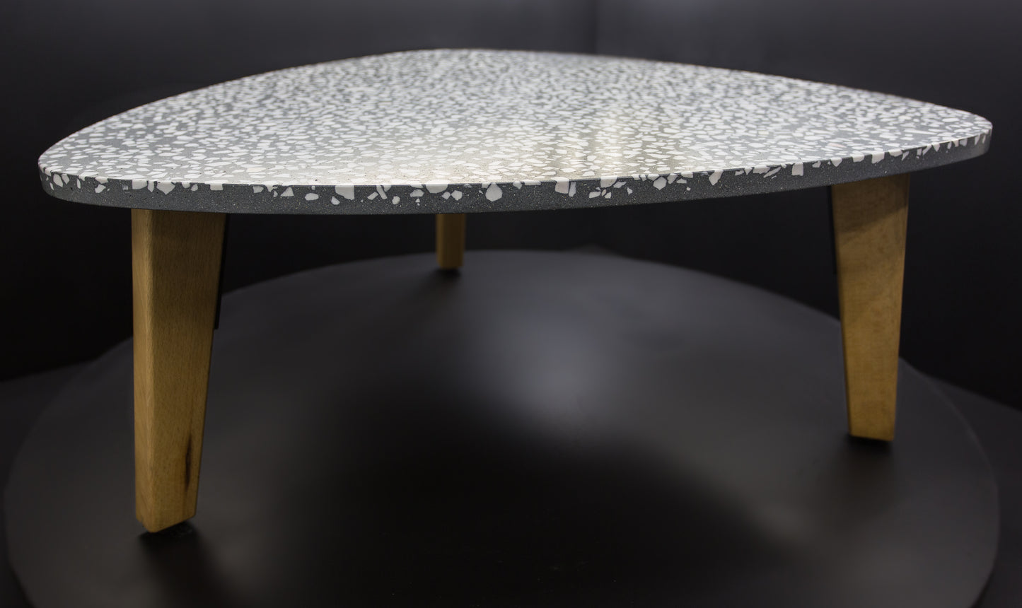 BetelArt terrazzo konferenčný stolík – 90 cm, sivý s bielym mramorom a bukovými nohami