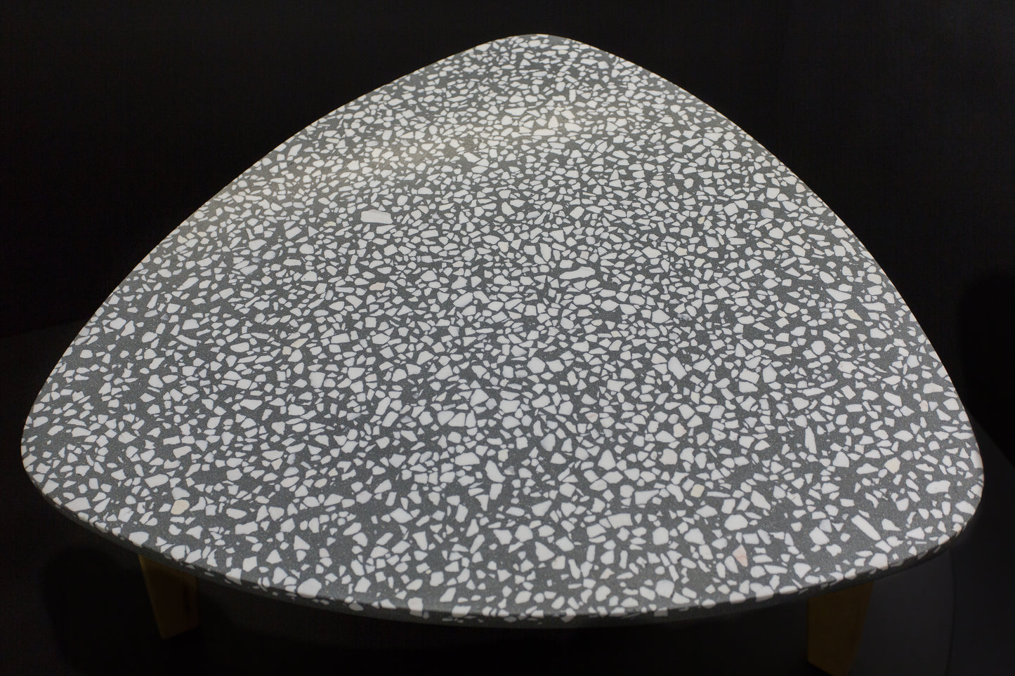 BetelArt terrazzo konferenčný stolík – 90 cm, sivý s bielym mramorom a bukovými nohami