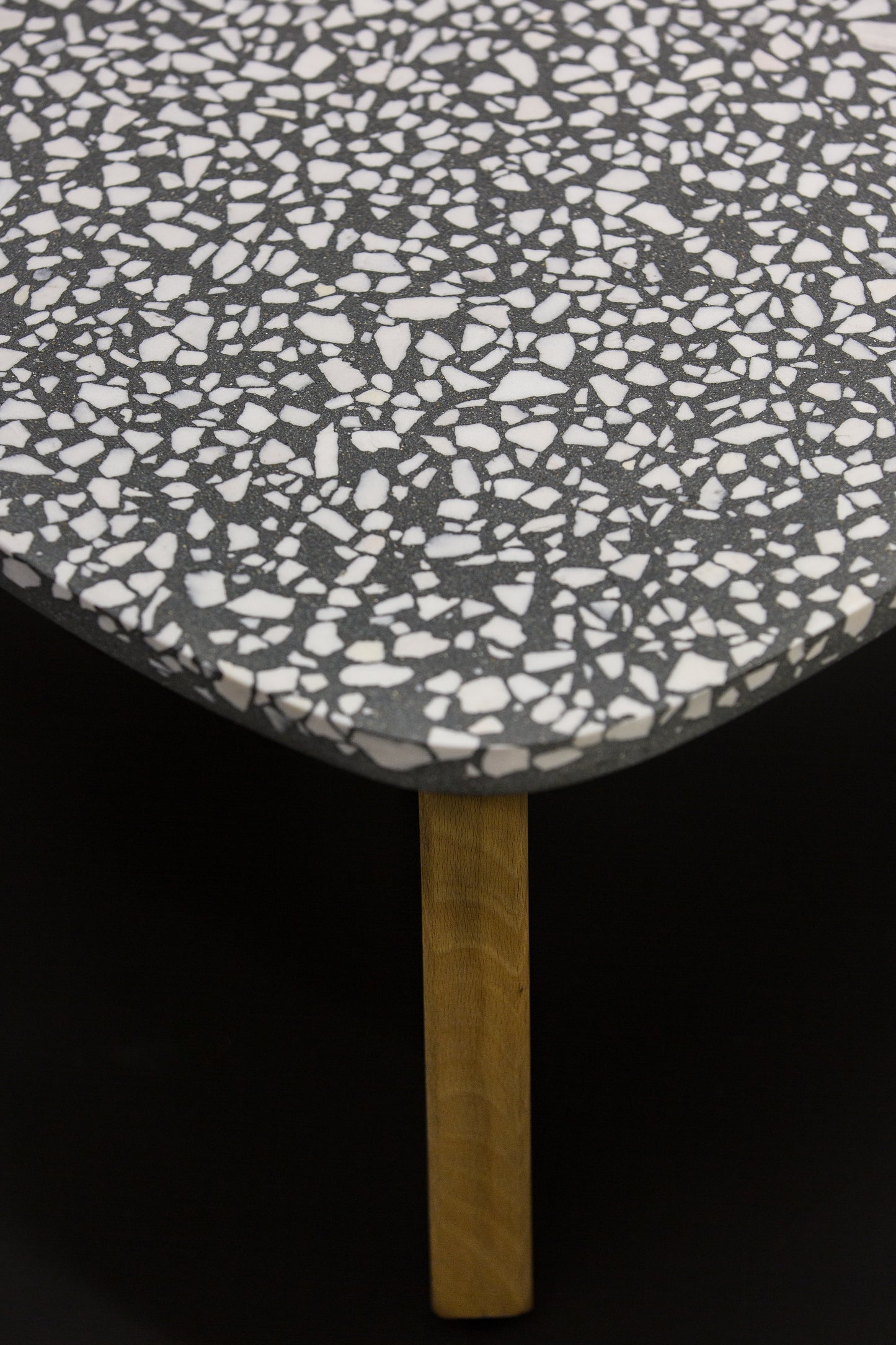 BetelArt terrazzo konferenčný stolík – 90 cm, sivý s bielym mramorom a bukovými nohami