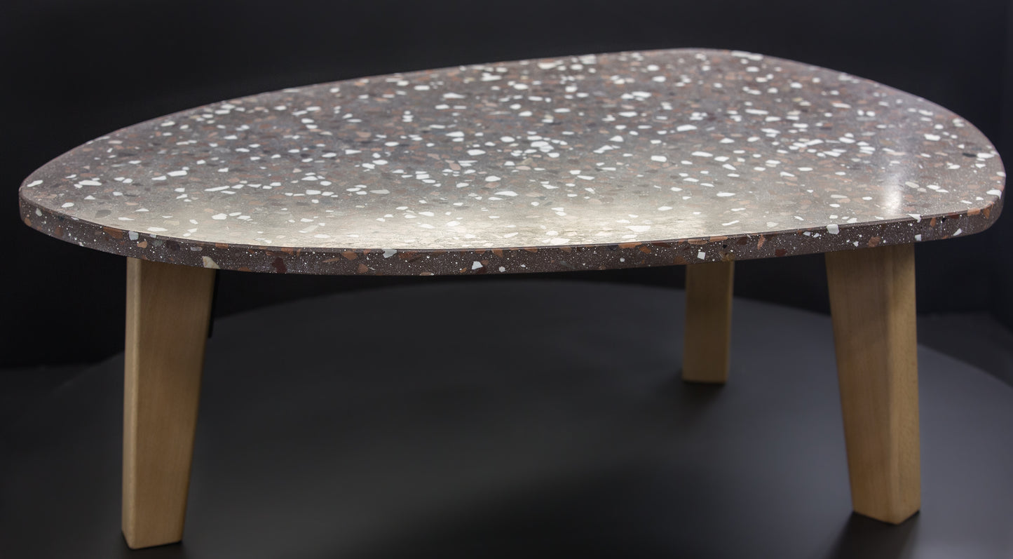BetelArt terrazzo konferenčný stolík – 90 × 60 cm, hnedý s bielym mramorom a vápencom