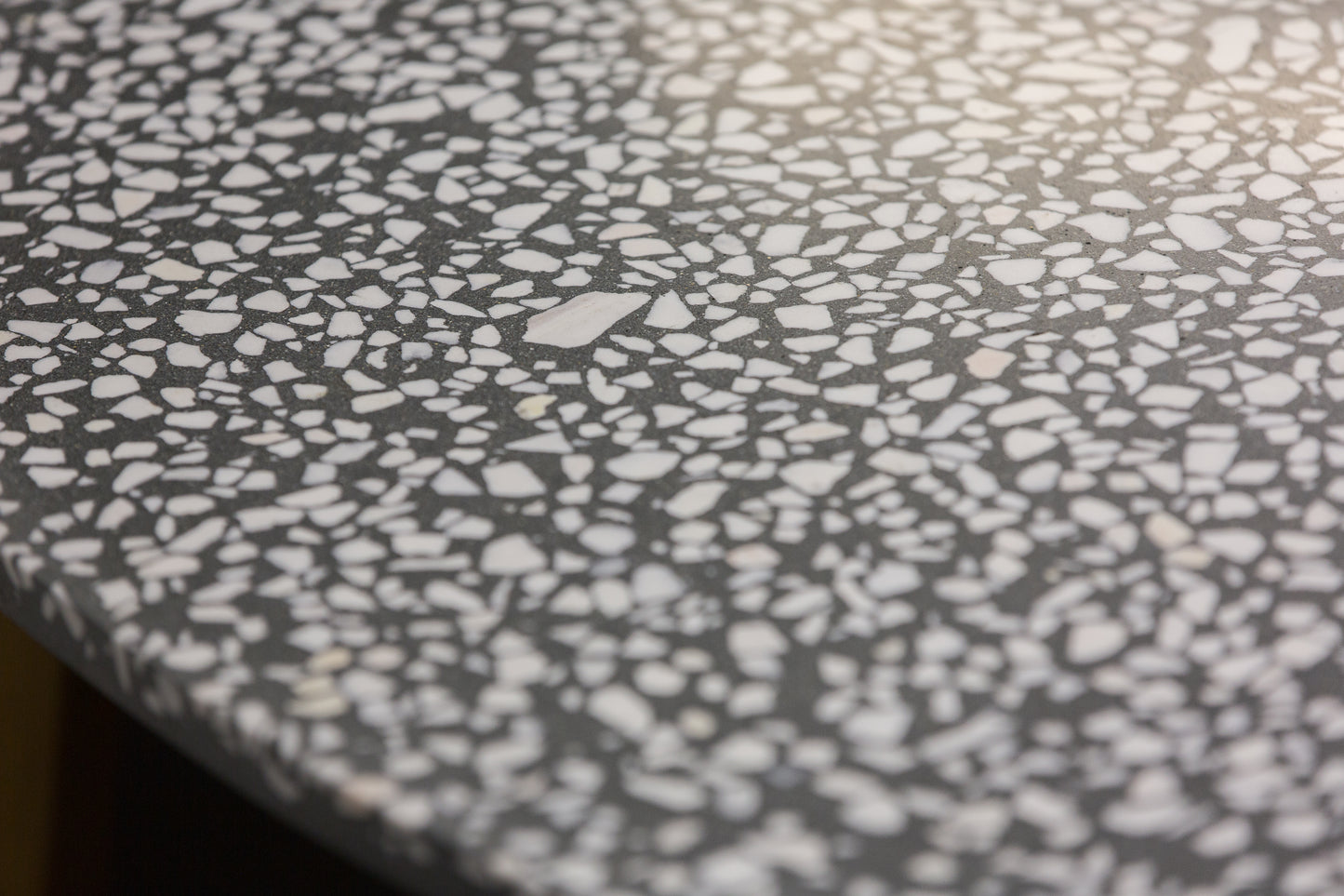 BetelArt terrazzo konferenčný stolík – 90 cm, sivý s bielym mramorom a bukovými nohami