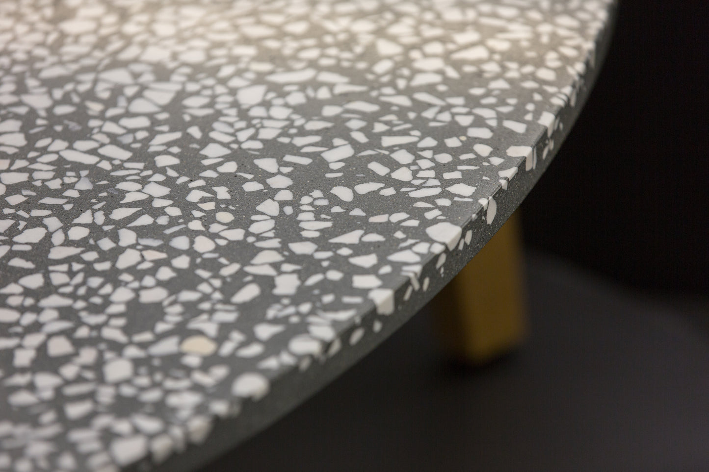 BetelArt terrazzo konferenčný stolík – 90 cm, sivý s bielym mramorom a bukovými nohami