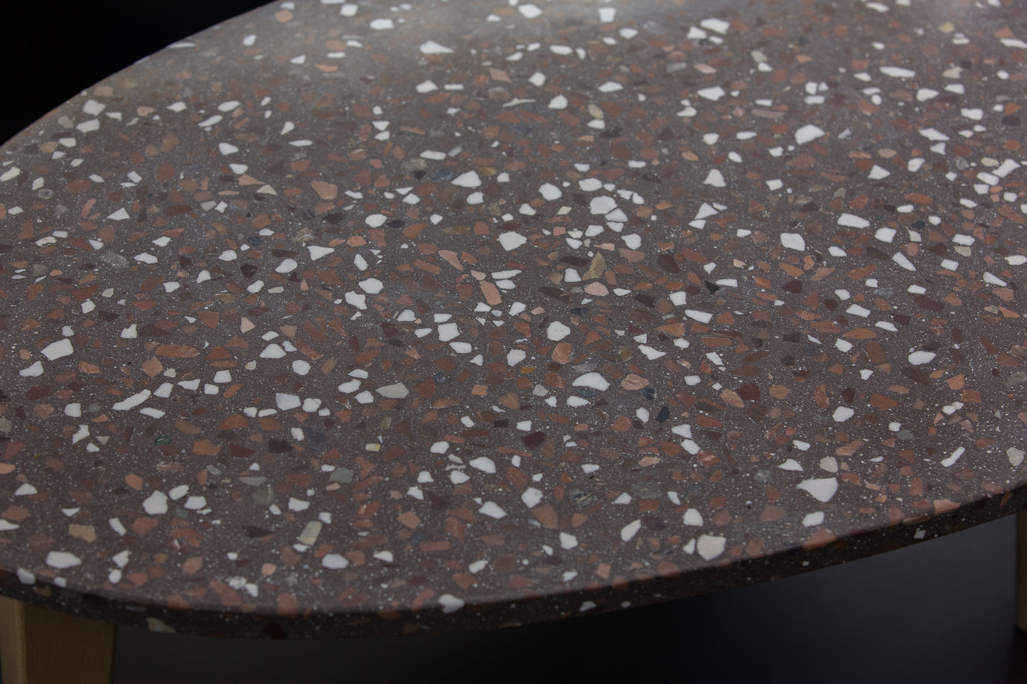 BetelArt terrazzo konferenčný stolík – 90 × 60 cm, hnedý s bielym mramorom a vápencom