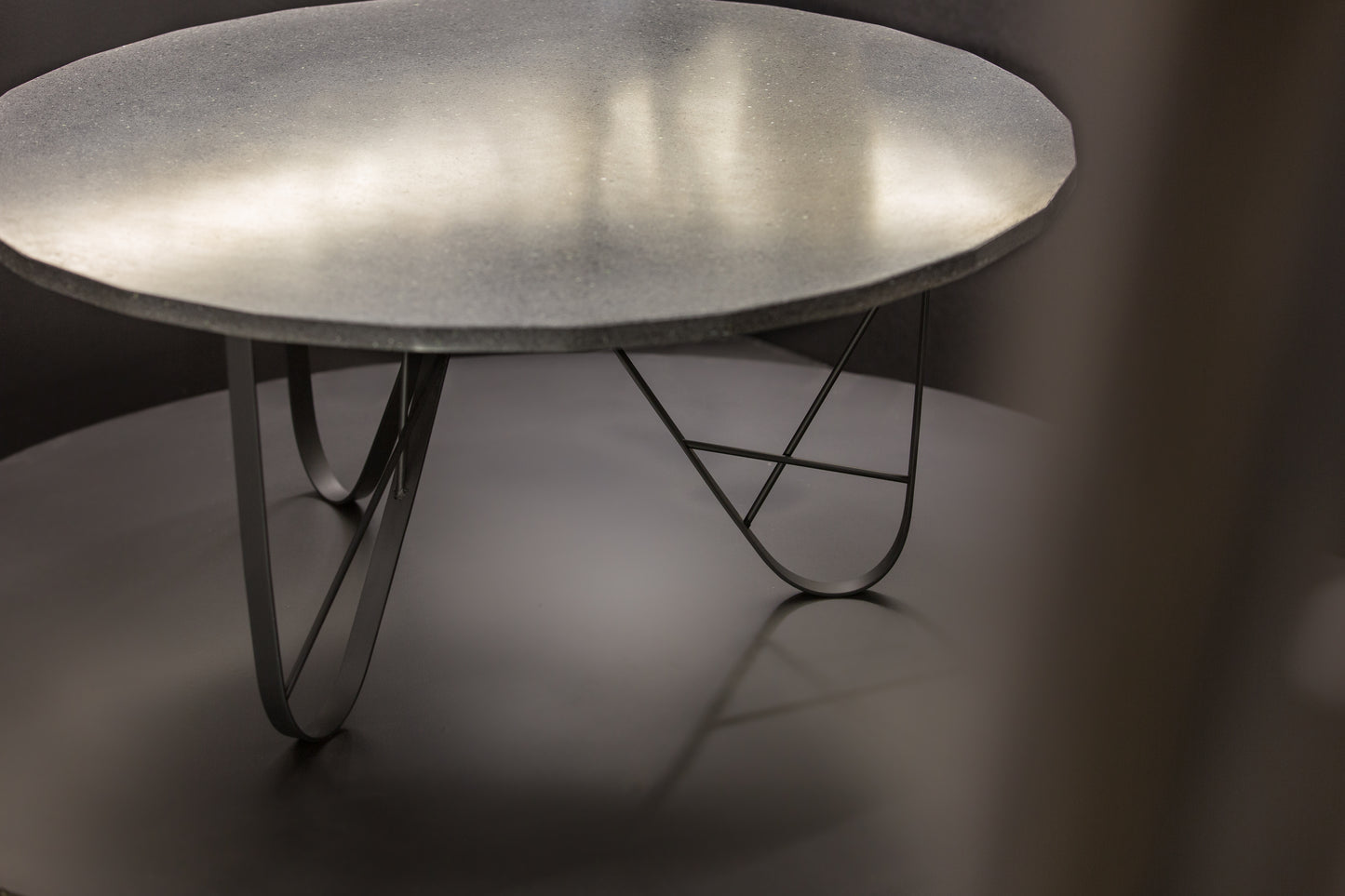 BetelArt Terrazzo stôl (Ø 80 cm) tmavosivý, terrazzo s ušľachtilým bazaltovým kameňom,